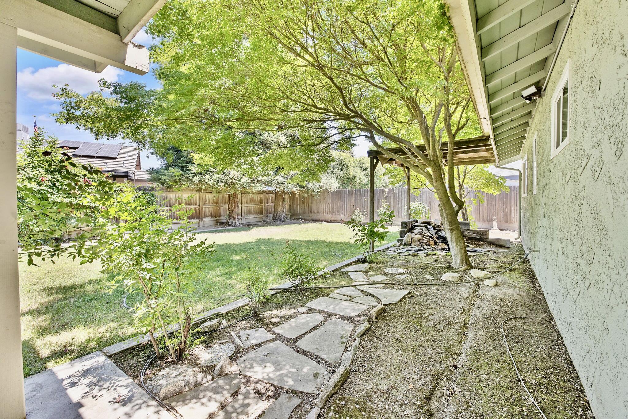 946 E Cambridge Ave, Visalia, CA 93292