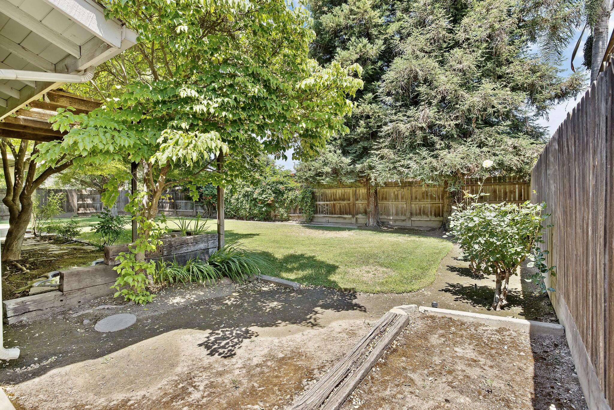 946 E Cambridge Ave, Visalia, CA 93292