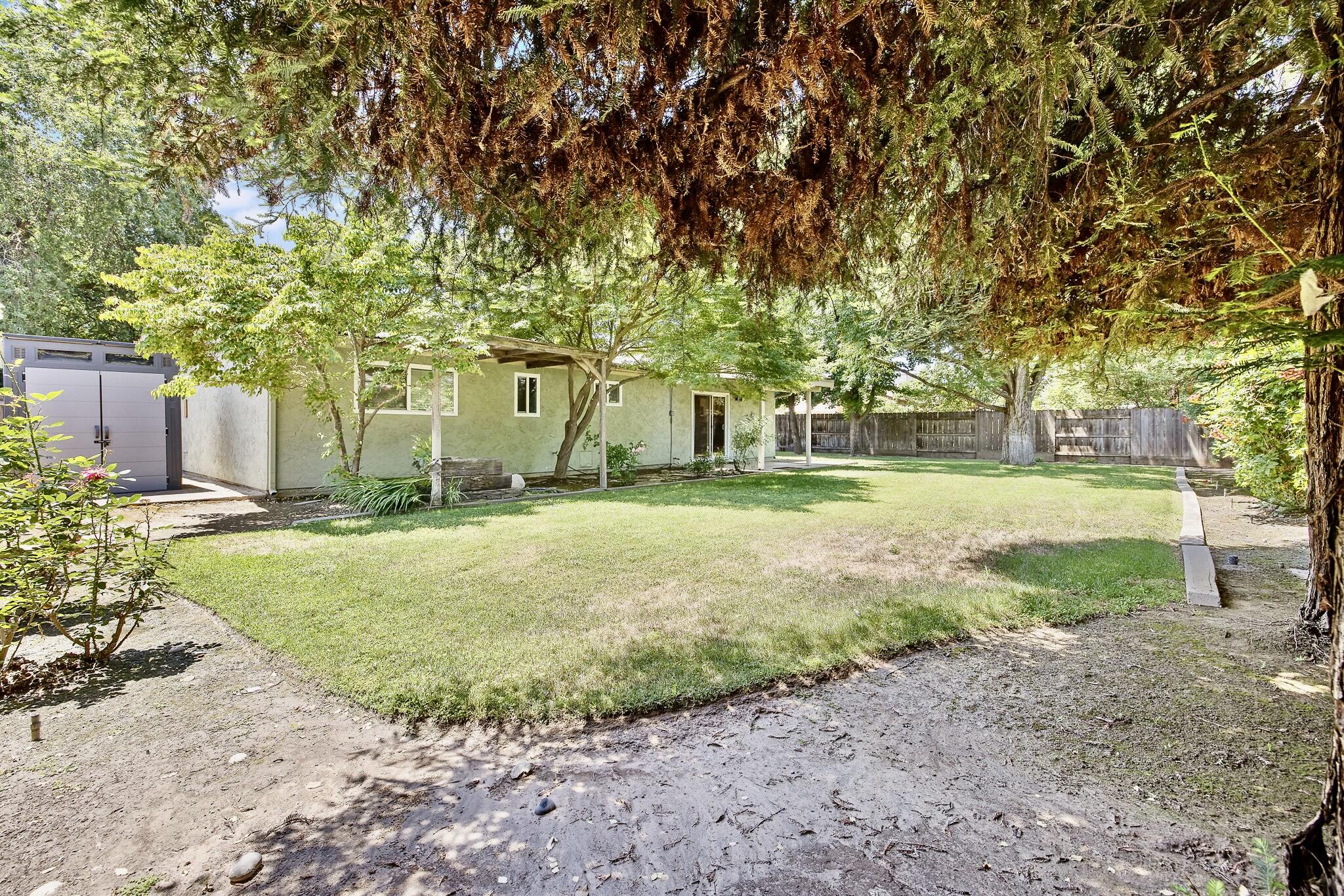 946 E Cambridge Ave, Visalia, CA 93292