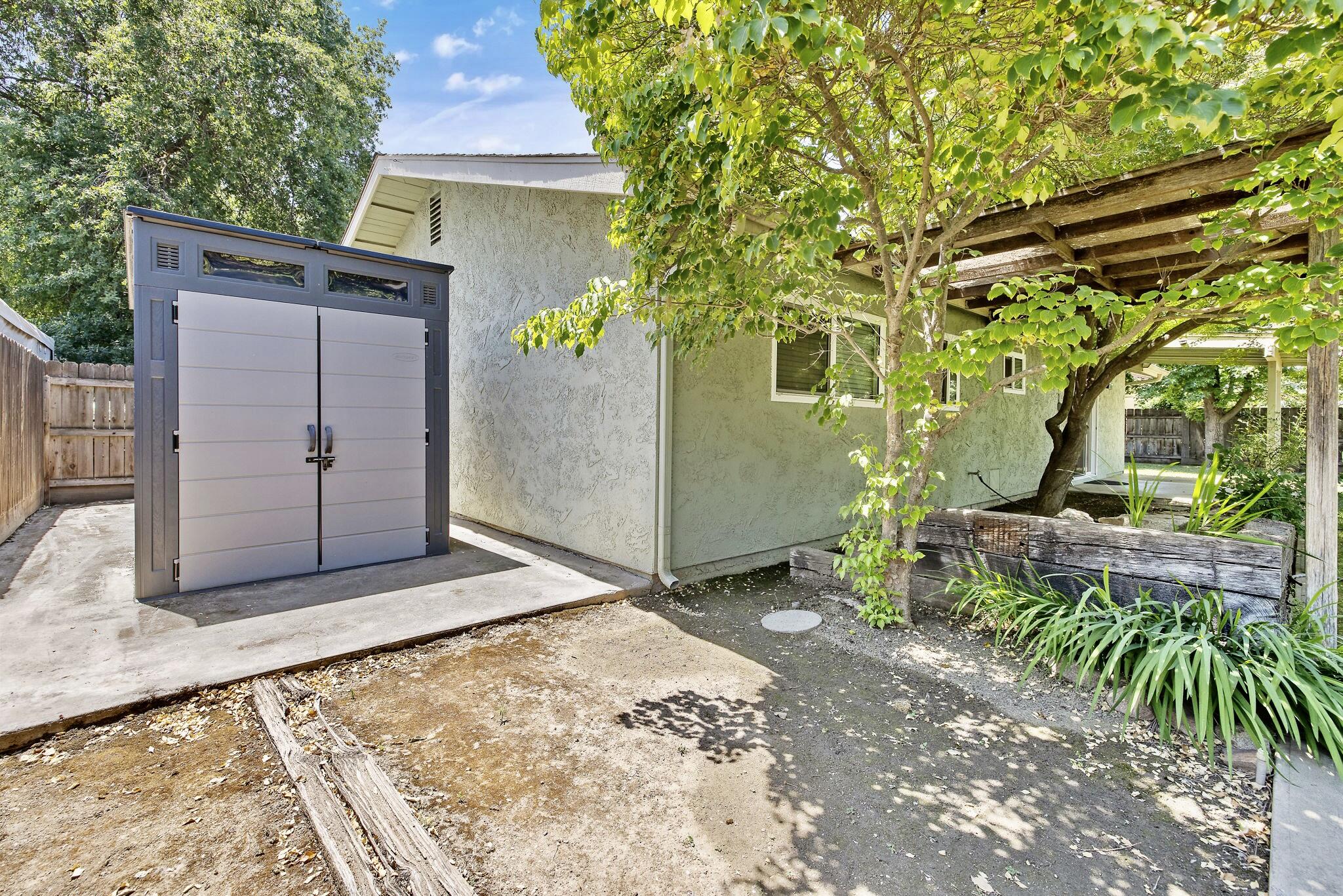 946 E Cambridge Ave, Visalia, CA 93292