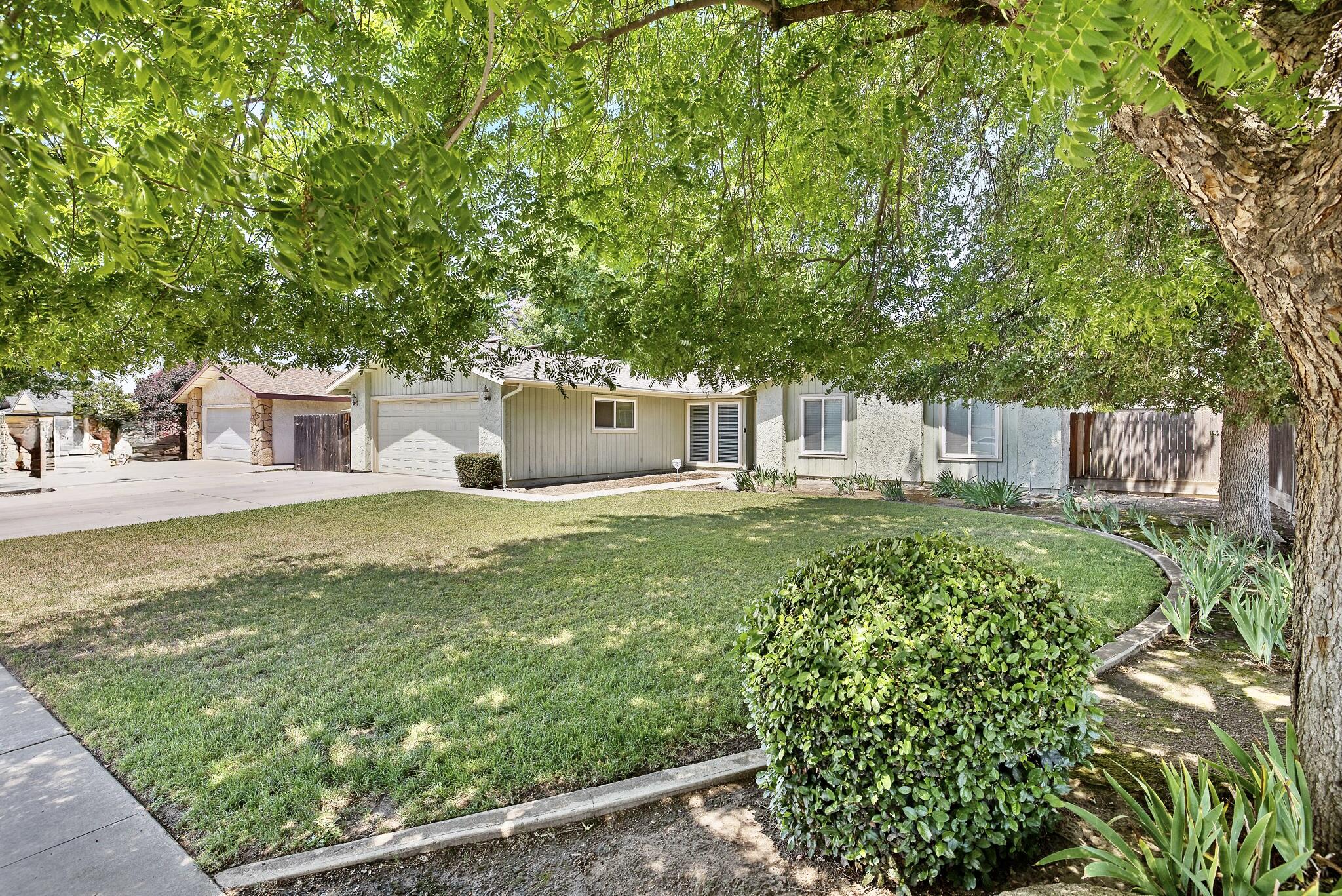 946 E Cambridge Ave, Visalia, CA 93292