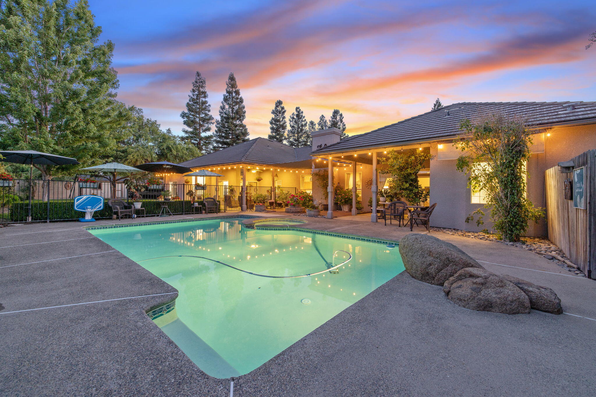 2833 E Laura Ct, Visalia, CA 93292