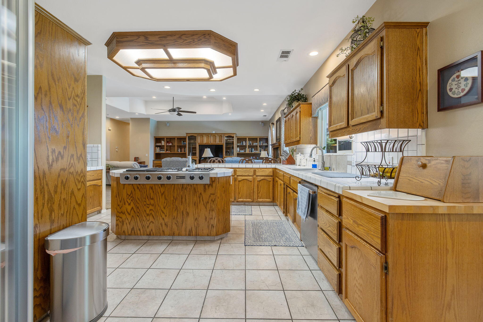 2833 E Laura Ct, Visalia, CA 93292