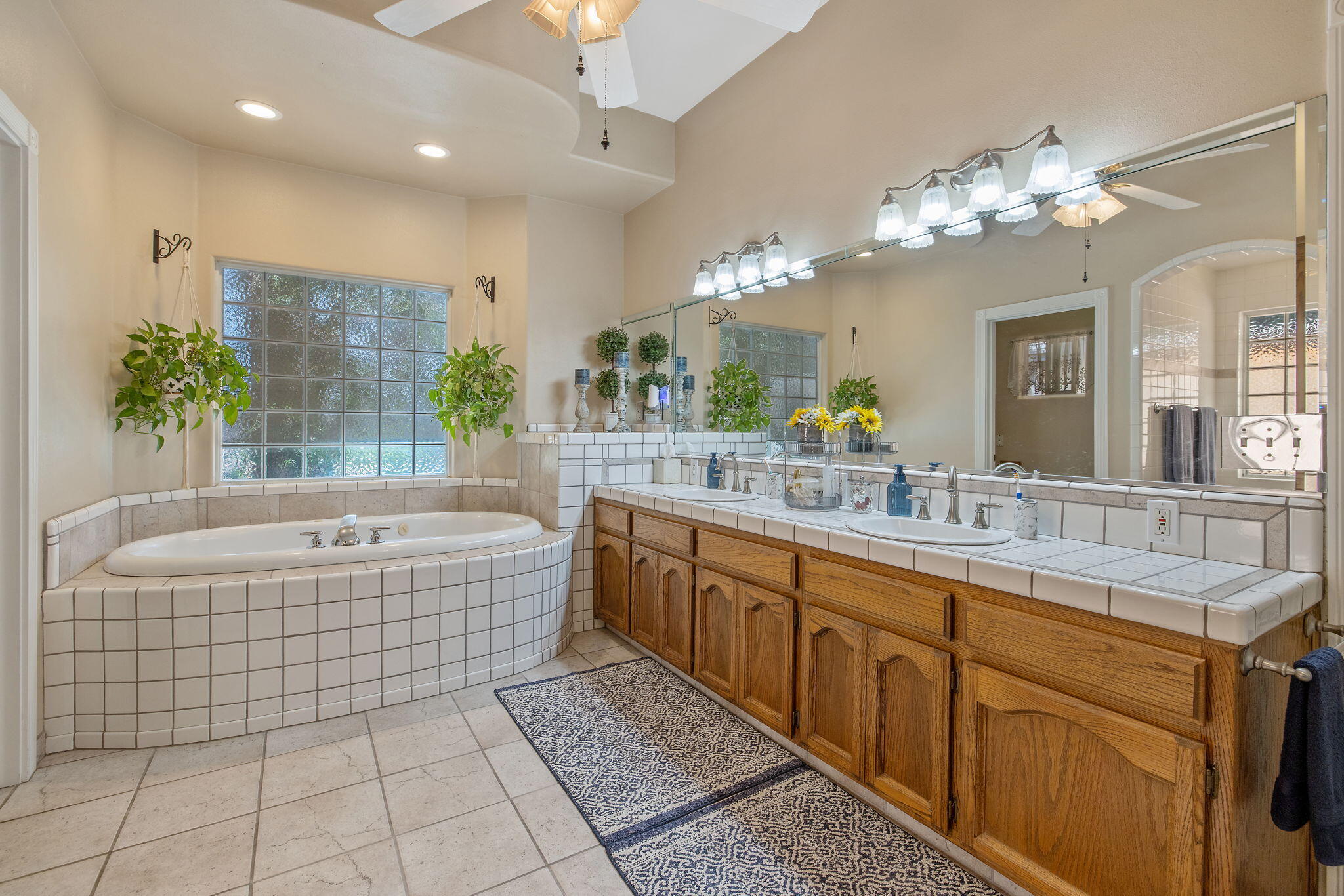2833 E Laura Ct, Visalia, CA 93292