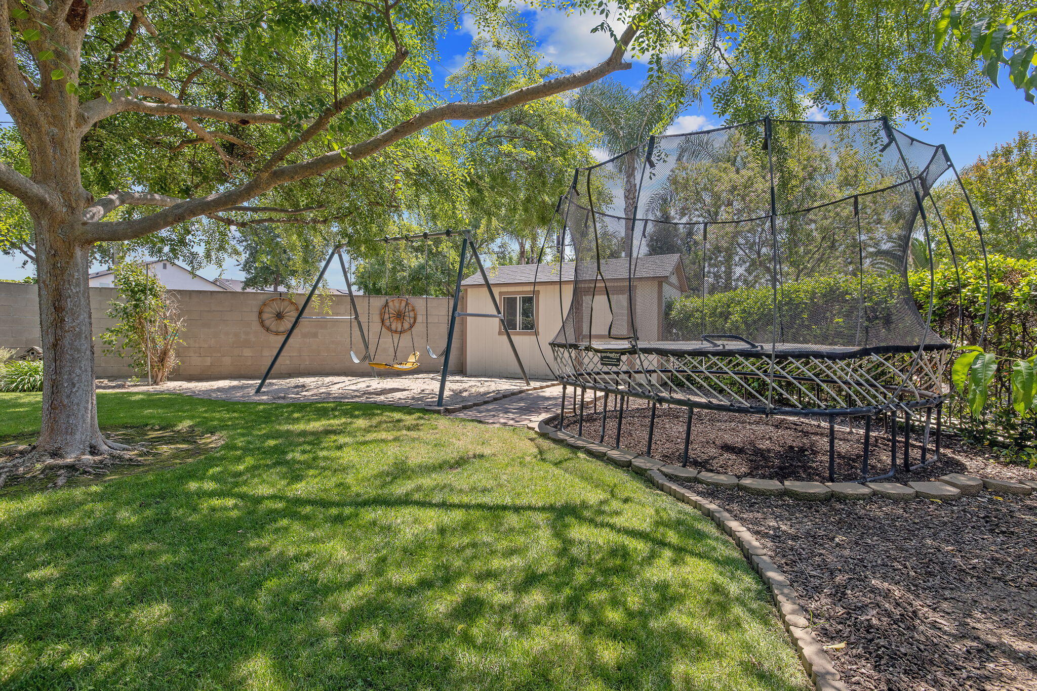 2833 E Laura Ct, Visalia, CA 93292