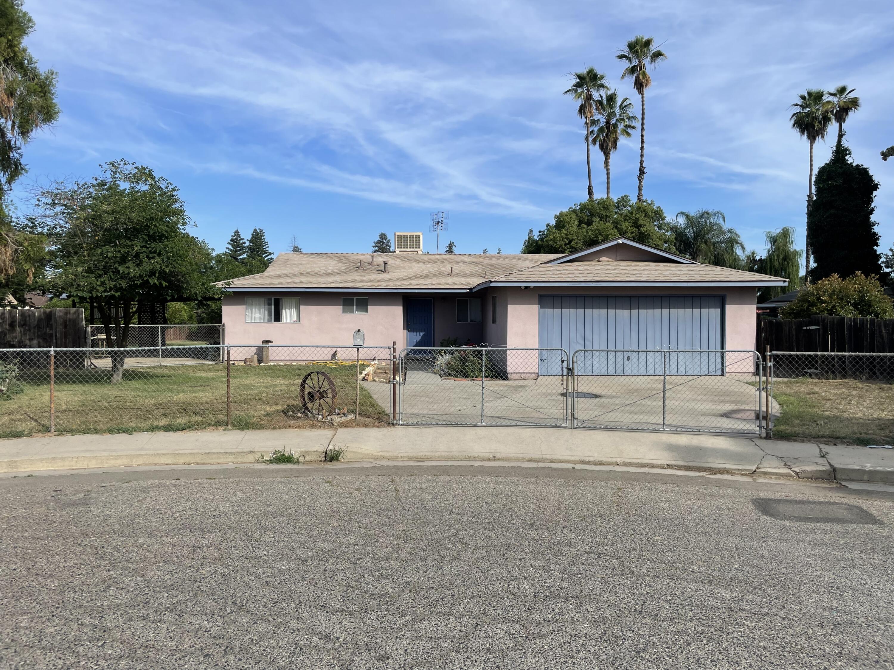 374 W Ponderosa St, Farmersville, CA 93223