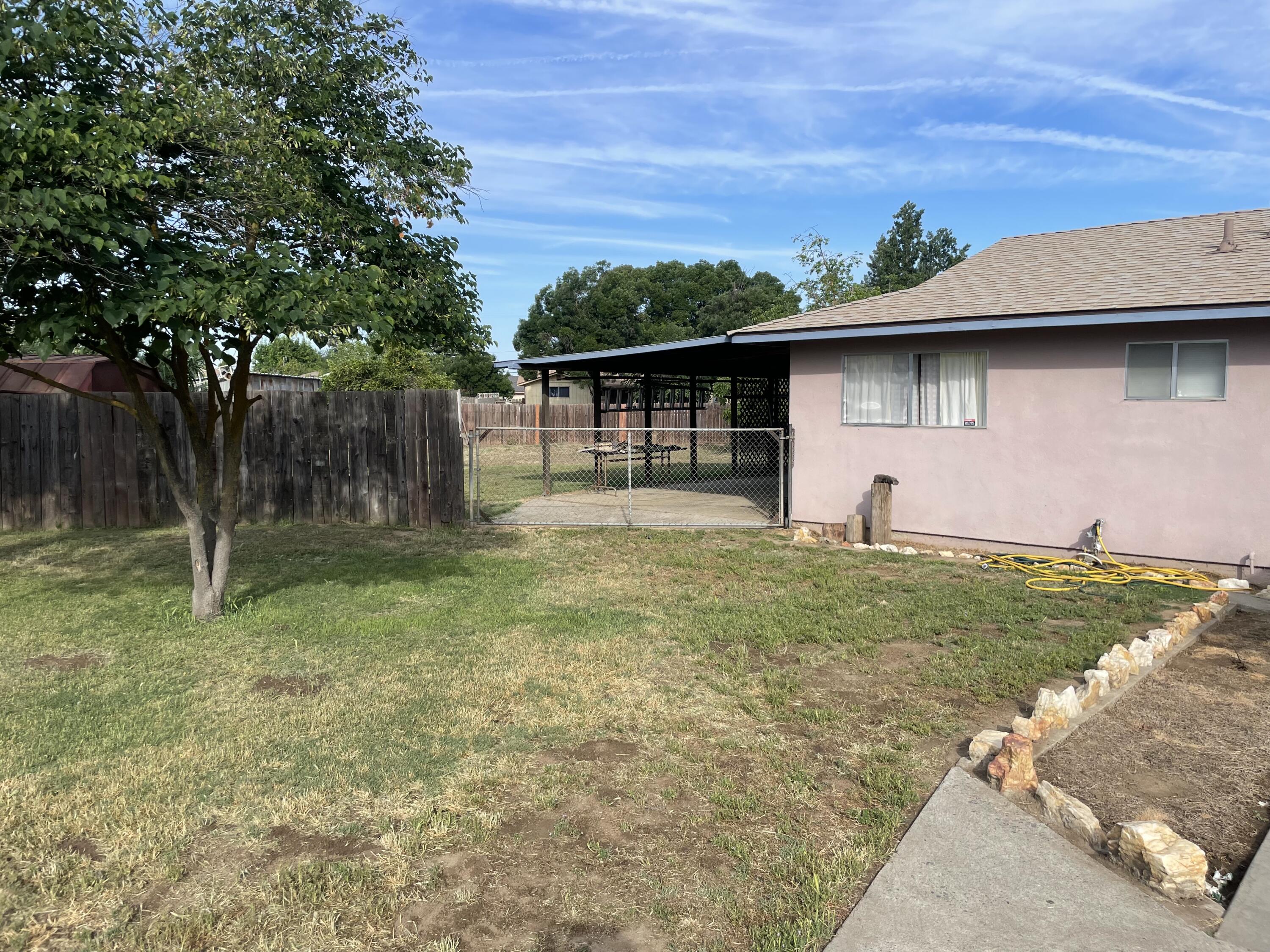 374 W Ponderosa St, Farmersville, CA 93223