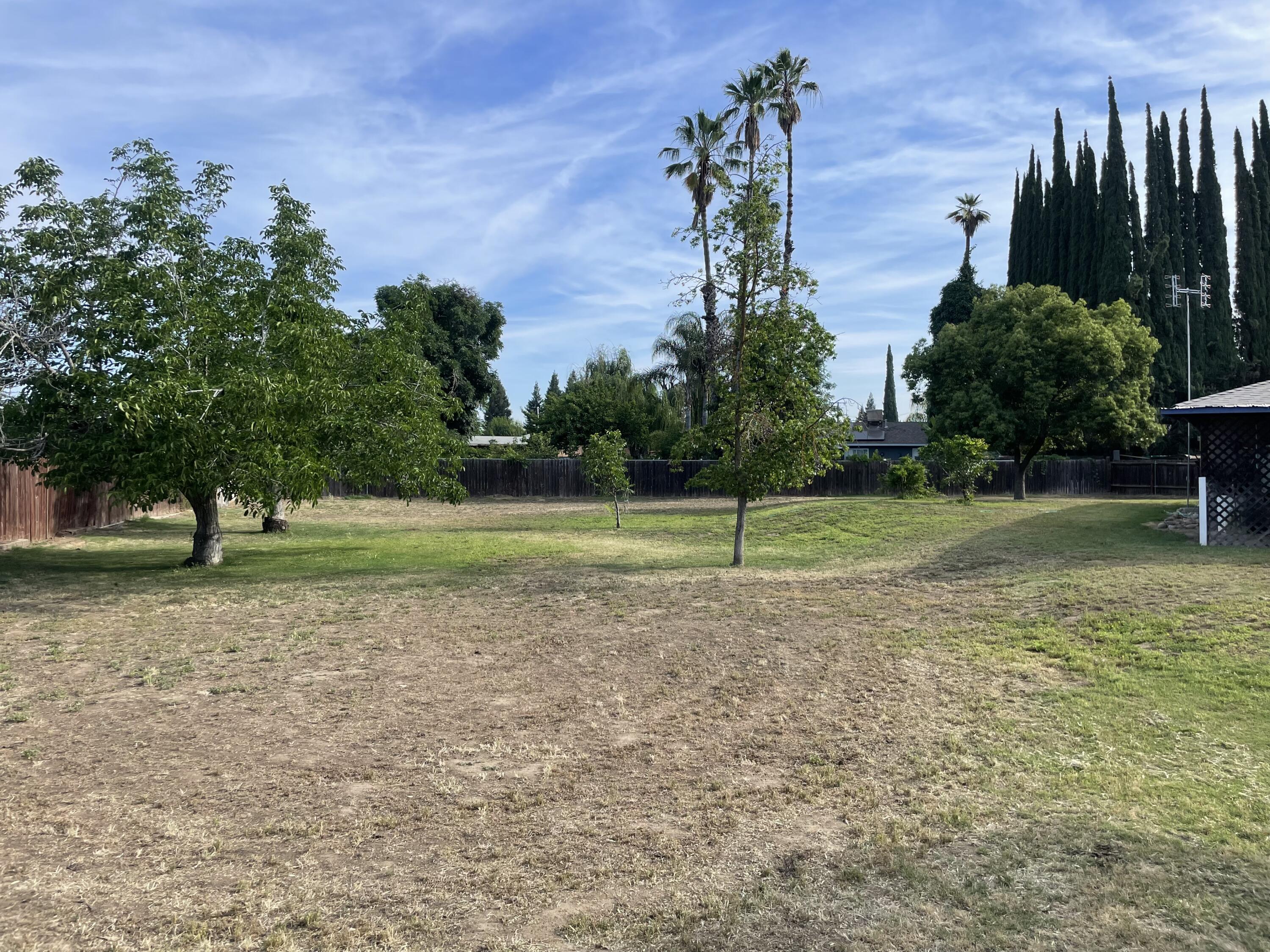 374 W Ponderosa St, Farmersville, CA 93223