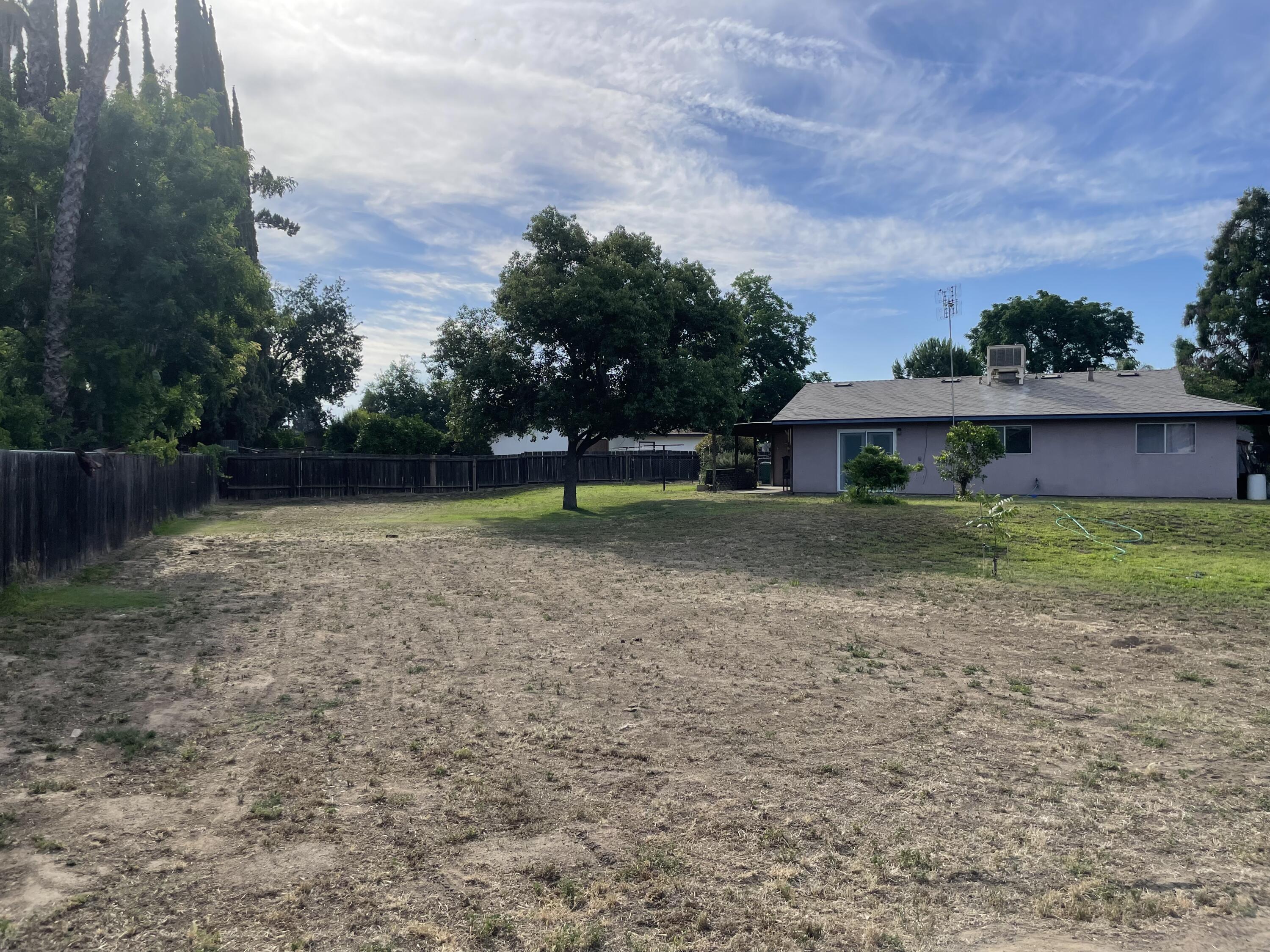 374 W Ponderosa St, Farmersville, CA 93223