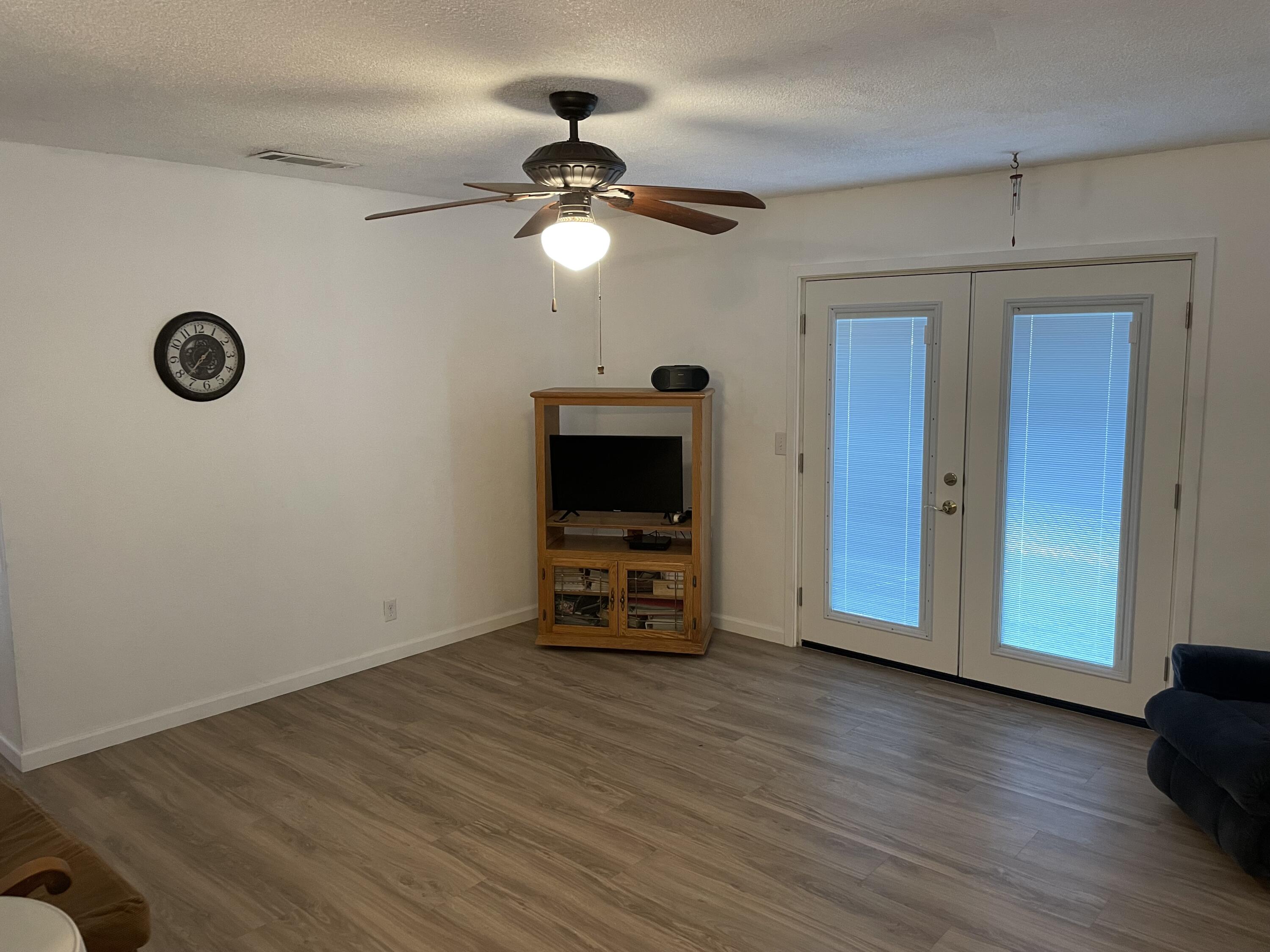 374 W Ponderosa St, Farmersville, CA 93223