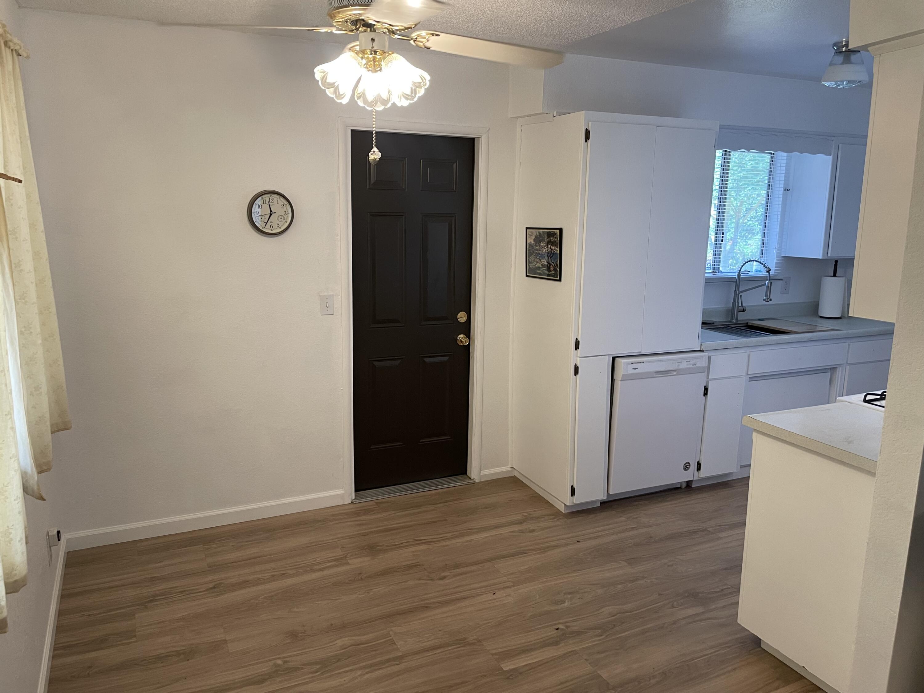 374 W Ponderosa St, Farmersville, CA 93223