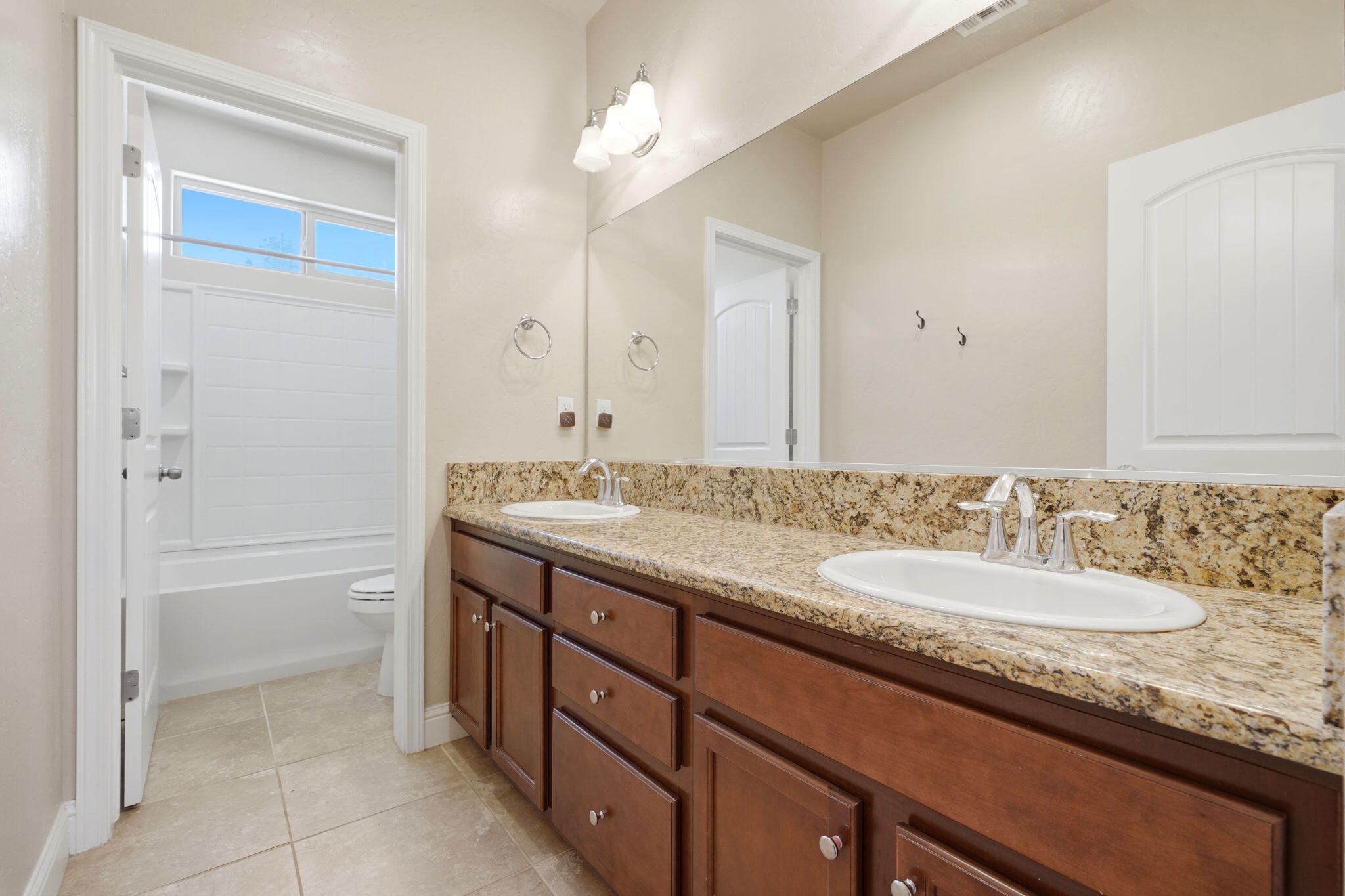 2310 N Crowe St, Visalia, CA 93291