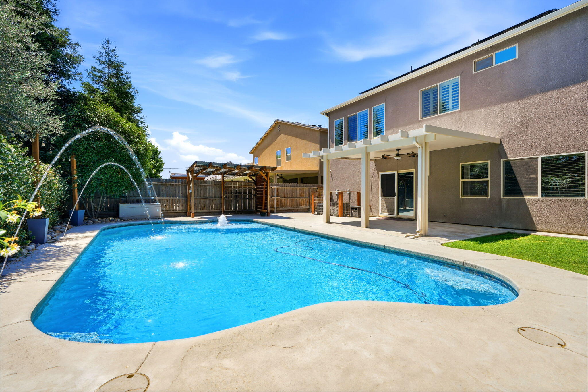 2310 N Crowe St, Visalia, CA 93291