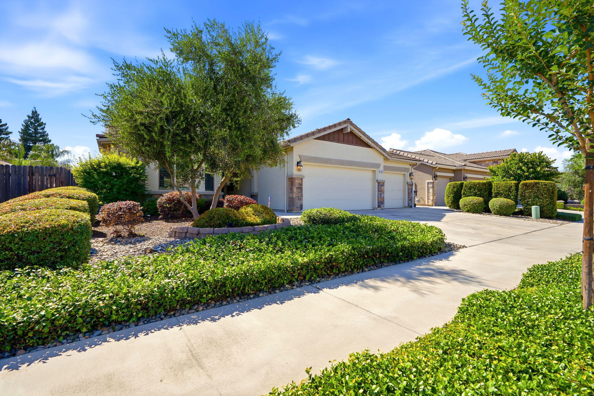 3245 S Meadowbrook, Visalia, CA 93292