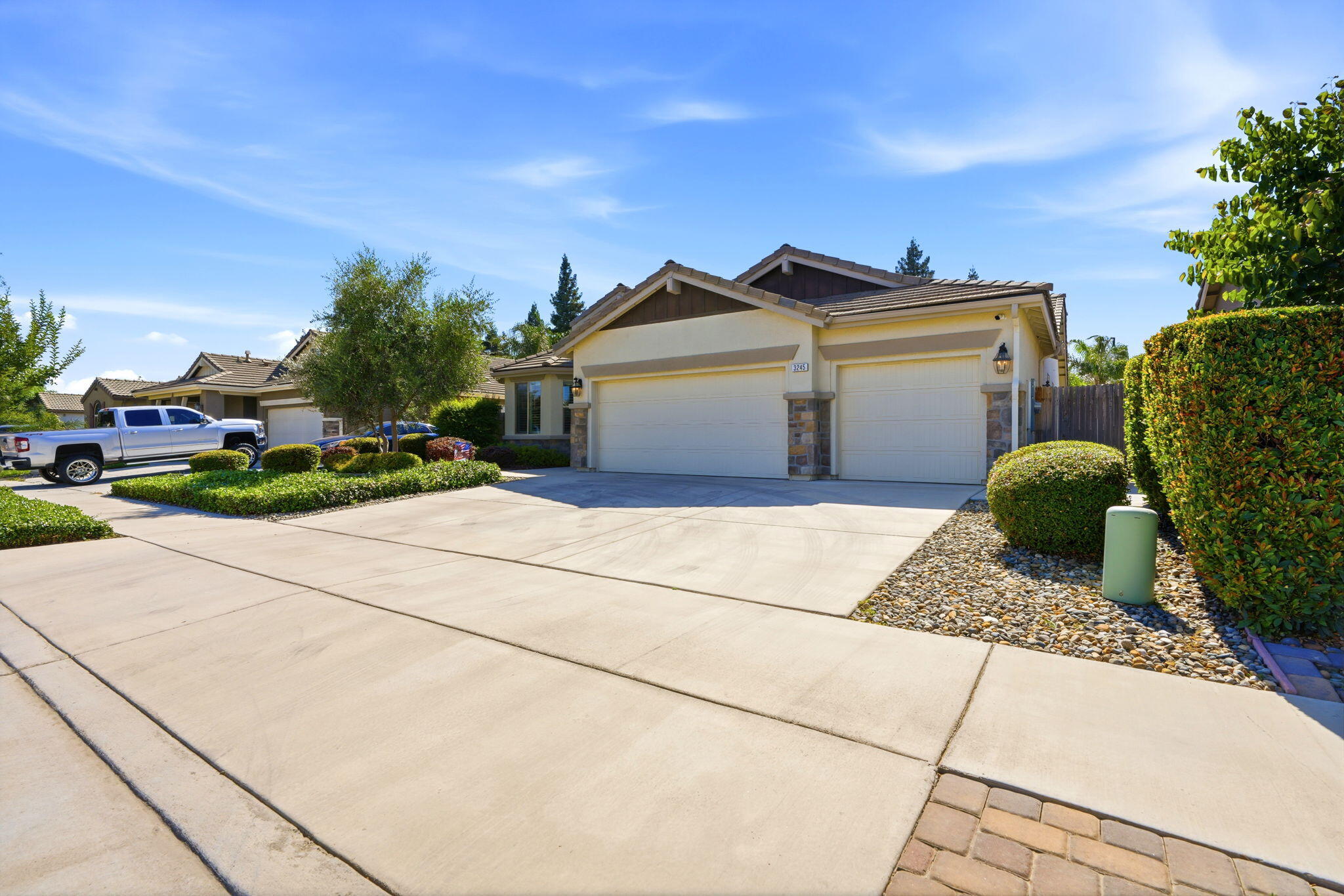 3245 S Meadowbrook, Visalia, CA 93292