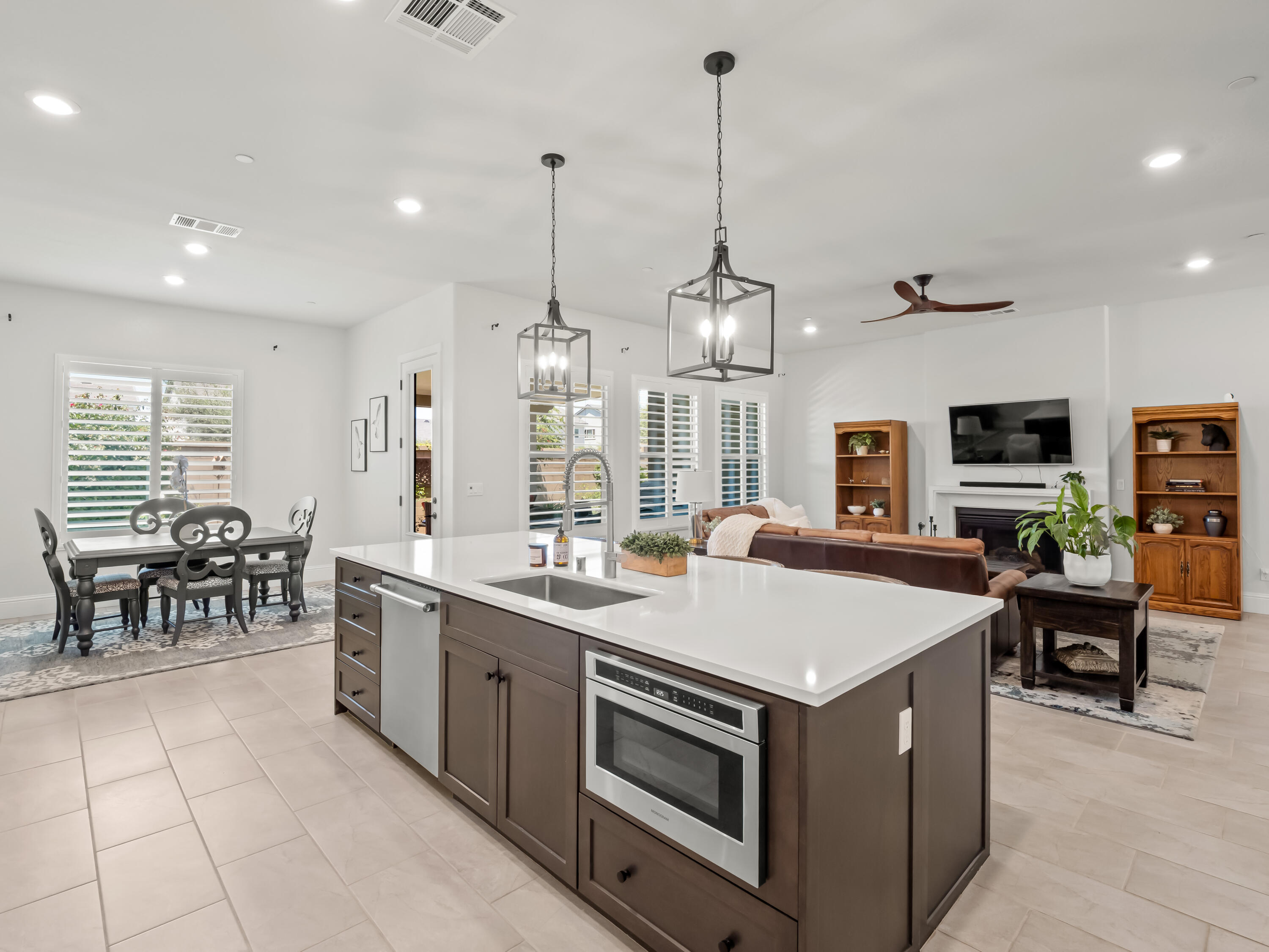 384 Sentinel Dr, Madera, CA 93636