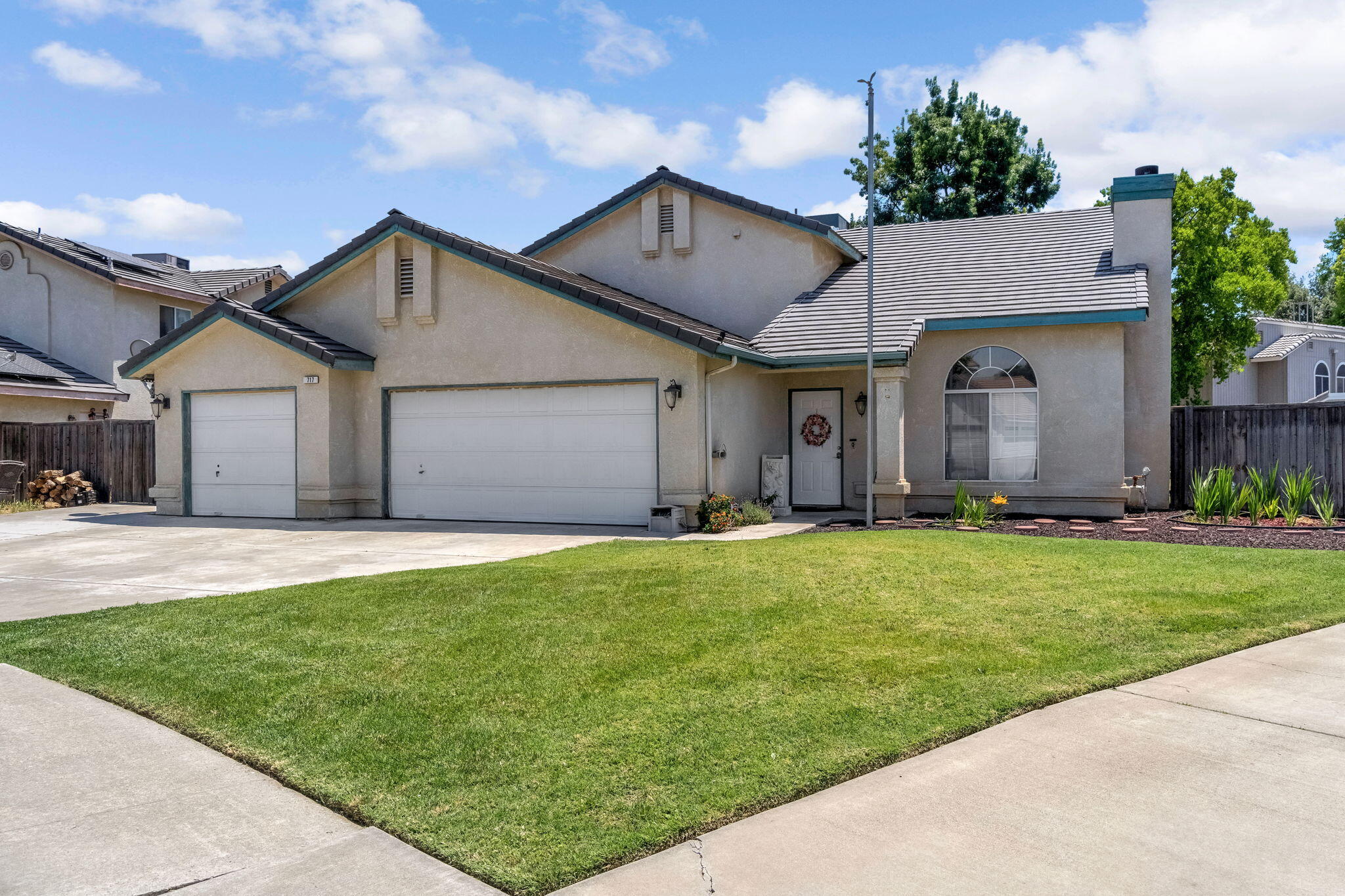 717 E Spring Ln, Lemoore, CA 93245