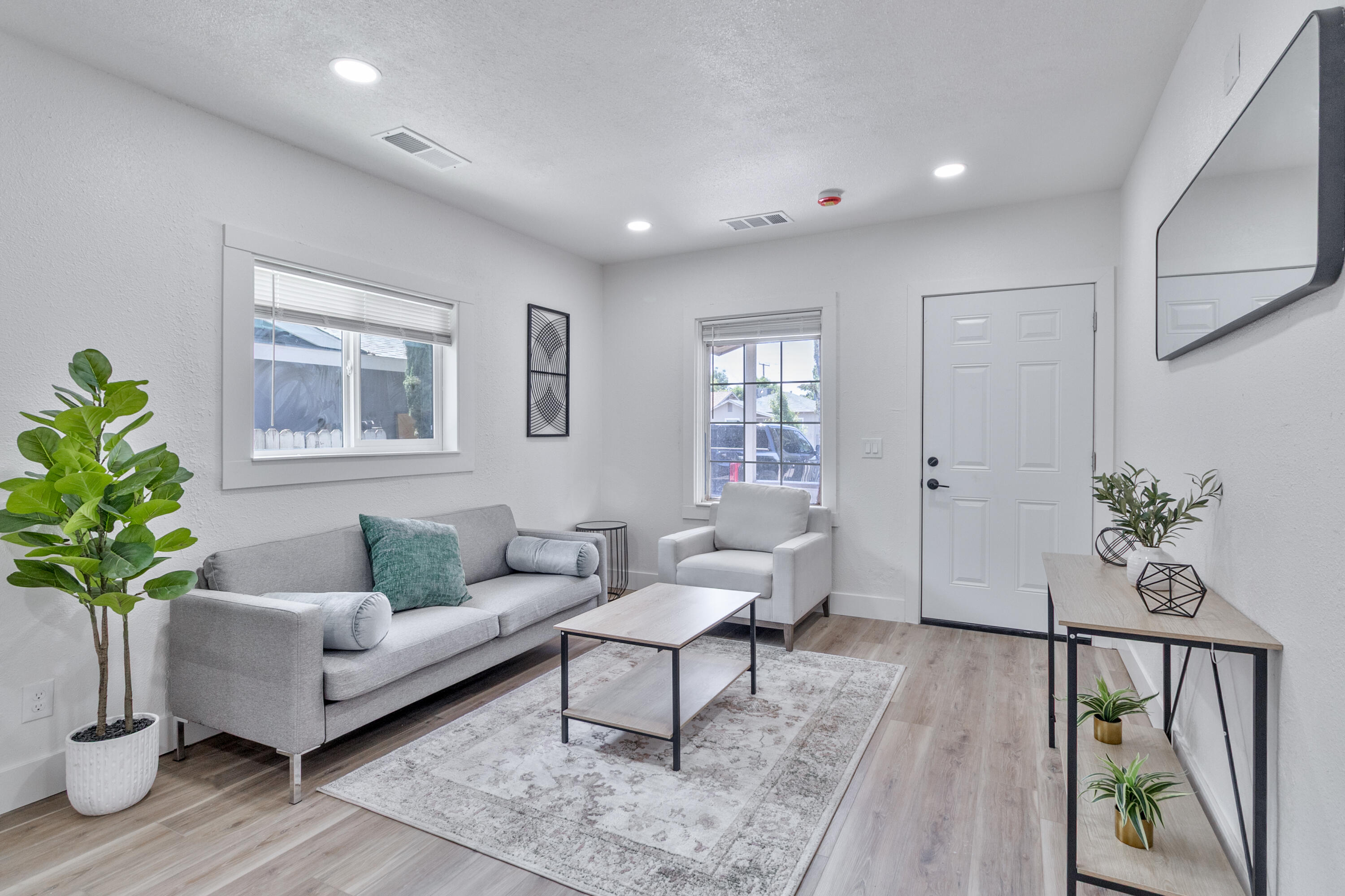 706 S Encina St, Visalia, CA 93277