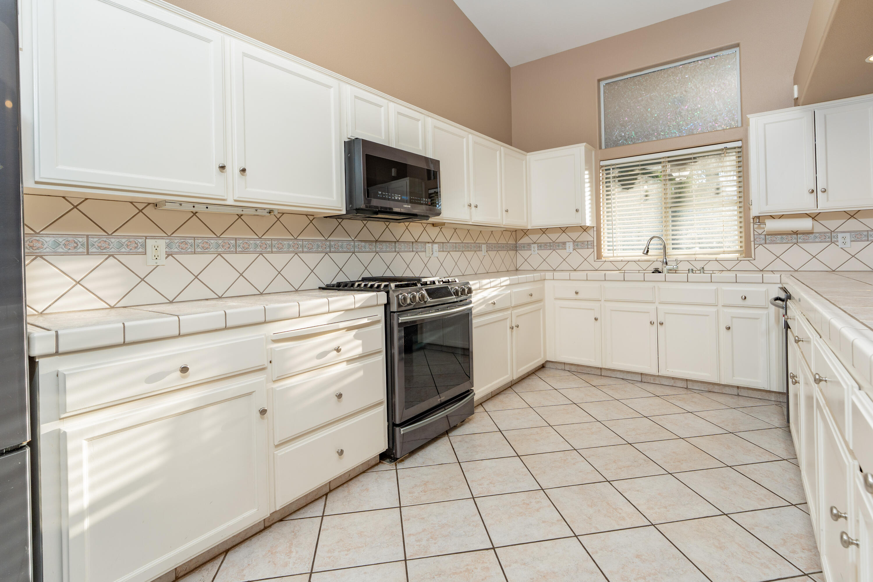 2131 N Terrace Ct, Visalia, CA 93291