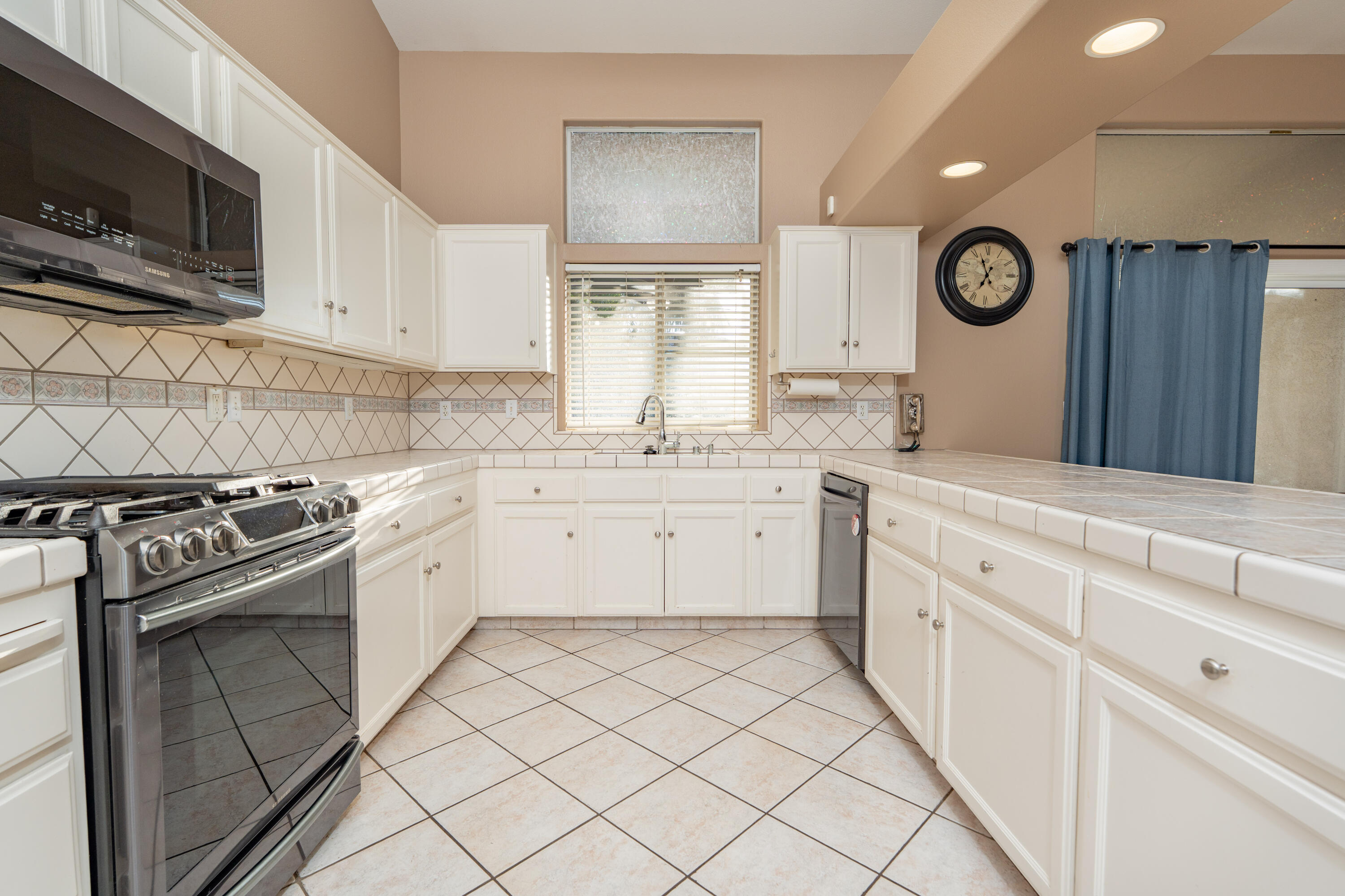 2131 N Terrace Ct, Visalia, CA 93291