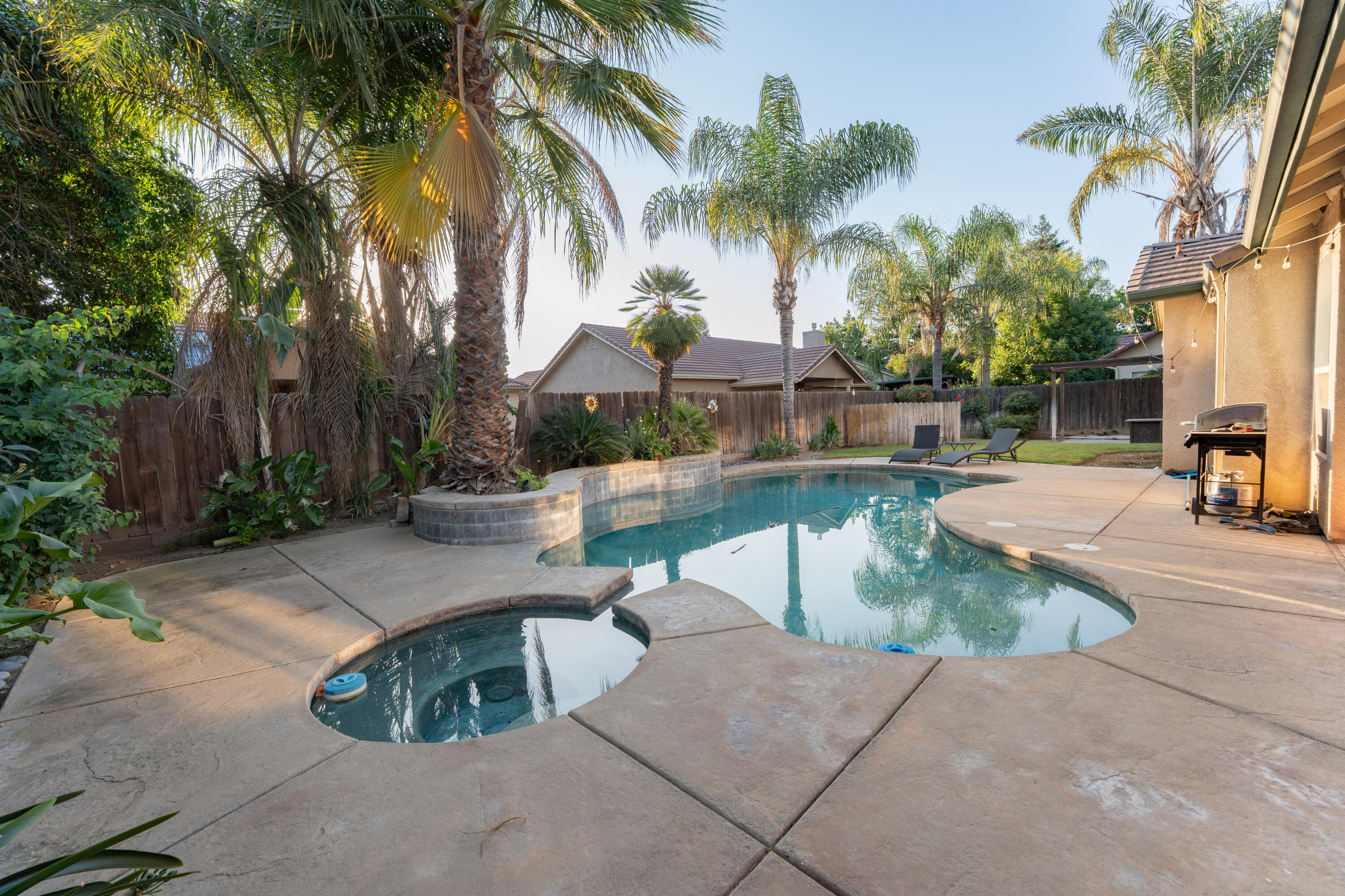 2131 N Terrace Ct, Visalia, CA 93291