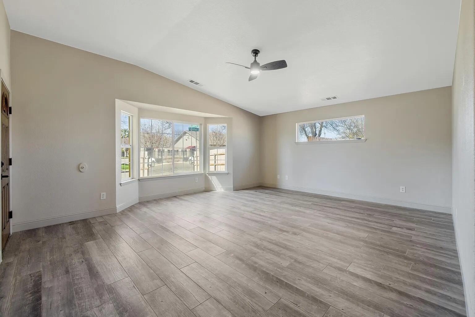 1050 N Sumter Ct, Visalia, CA 93292