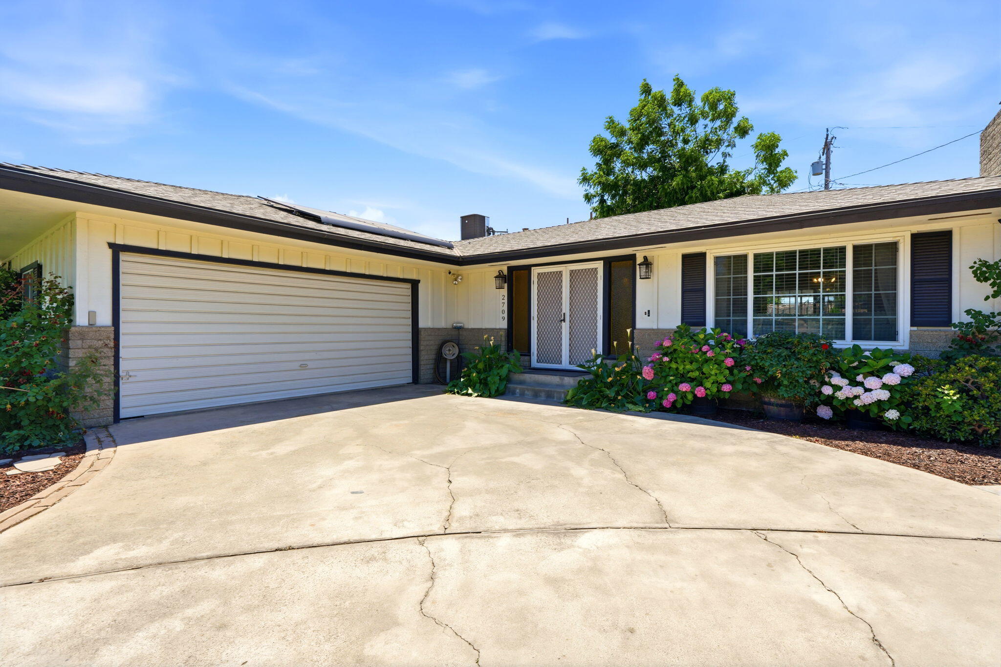2709 W Royal Oaks Dr, Visalia, CA 93277