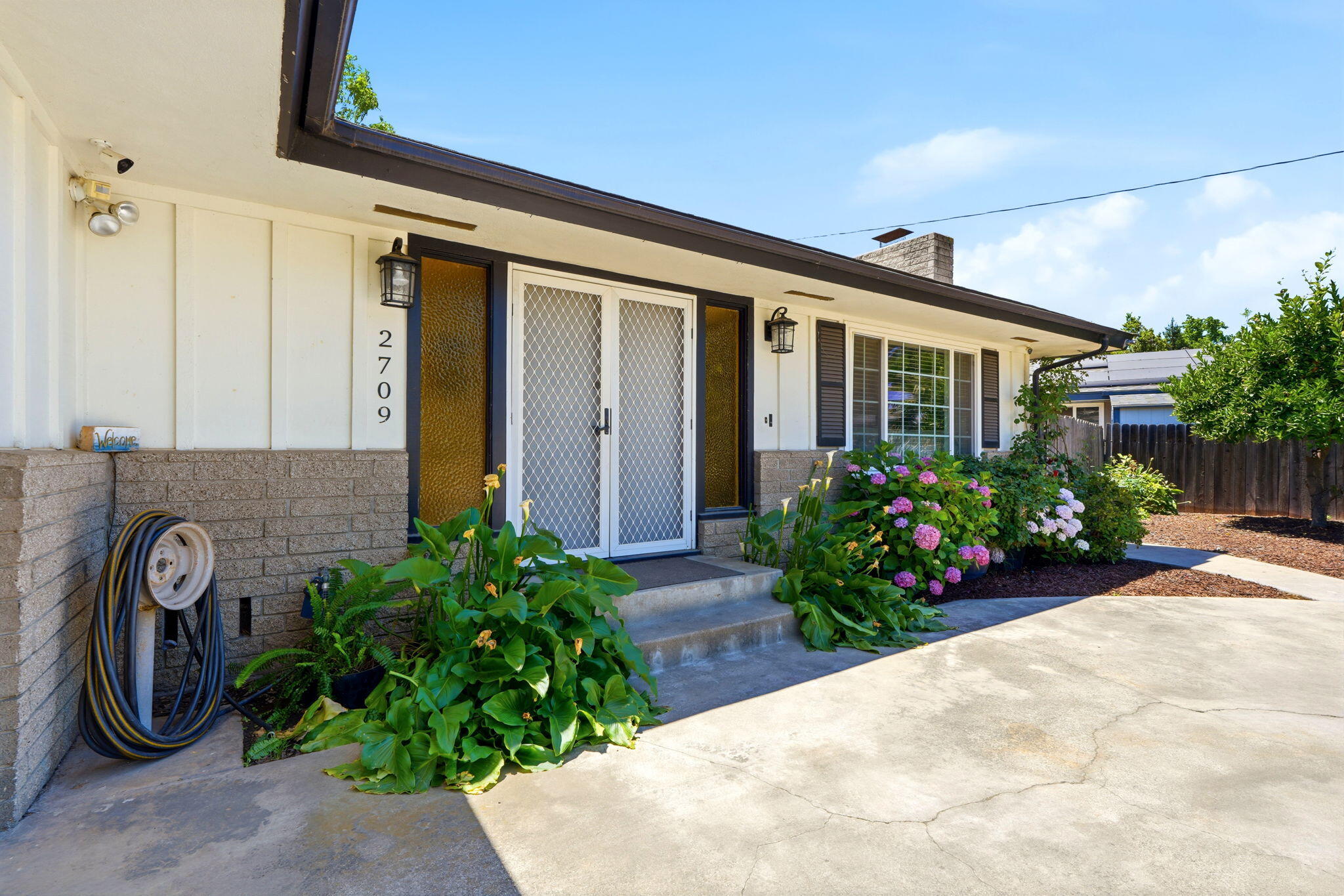 2709 W Royal Oaks Dr, Visalia, CA 93277