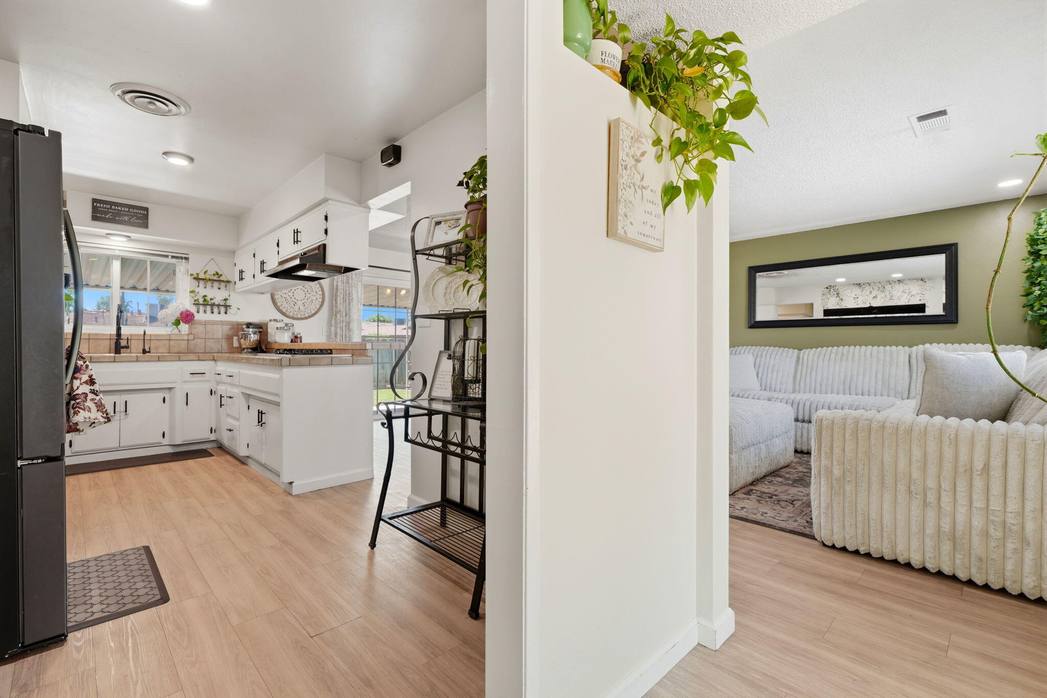 2709 W Royal Oaks Dr, Visalia, CA 93277