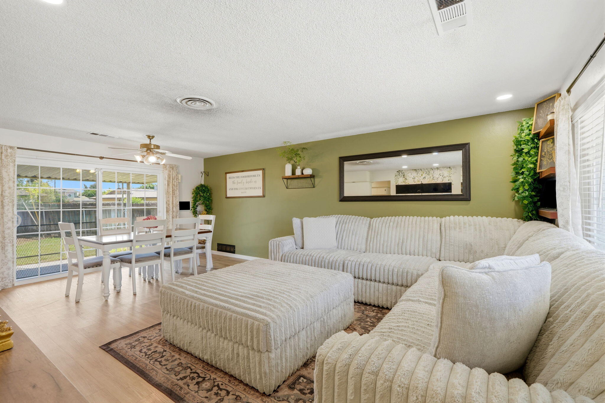 2709 W Royal Oaks Dr, Visalia, CA 93277