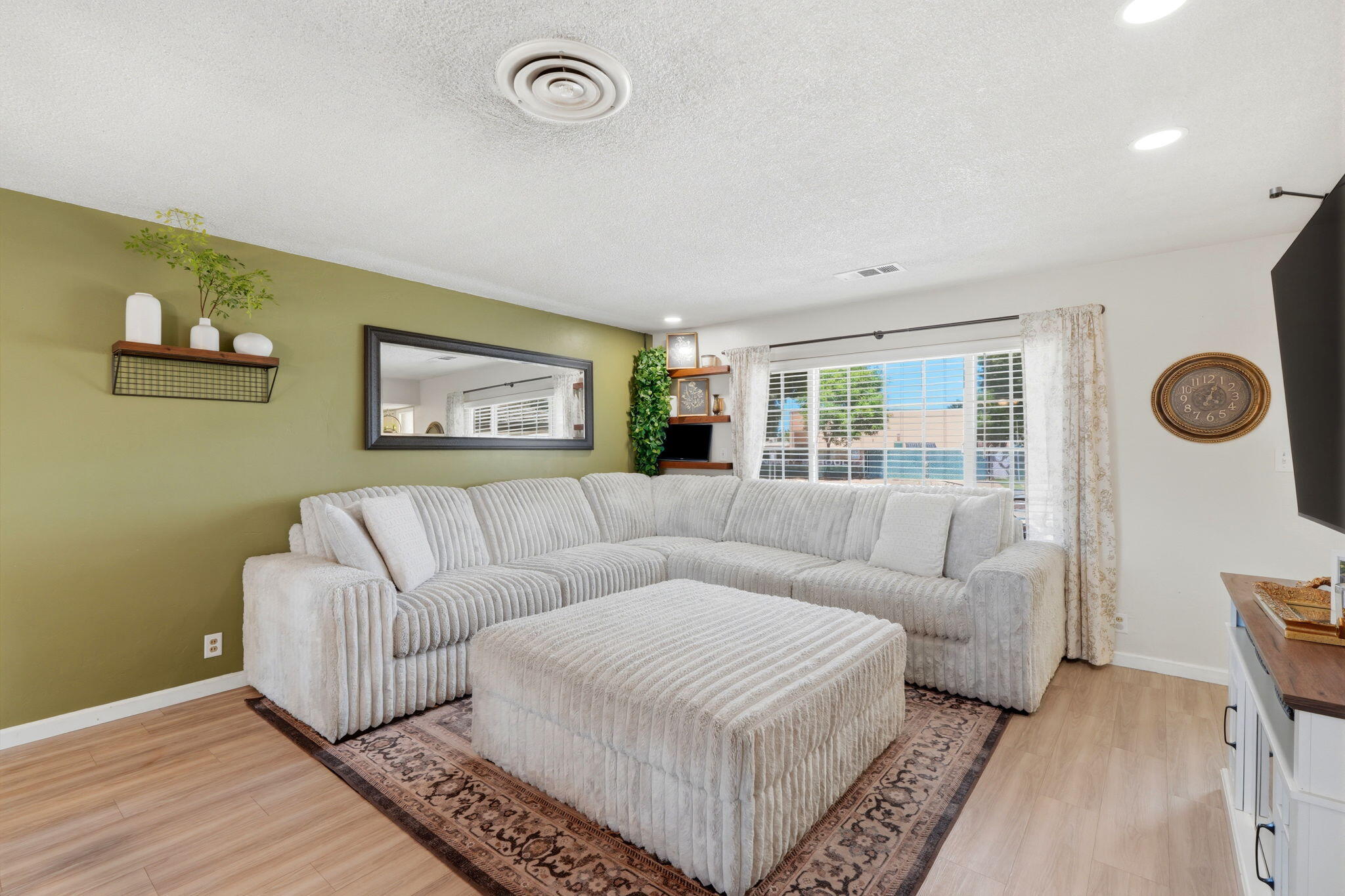 2709 W Royal Oaks Dr, Visalia, CA 93277