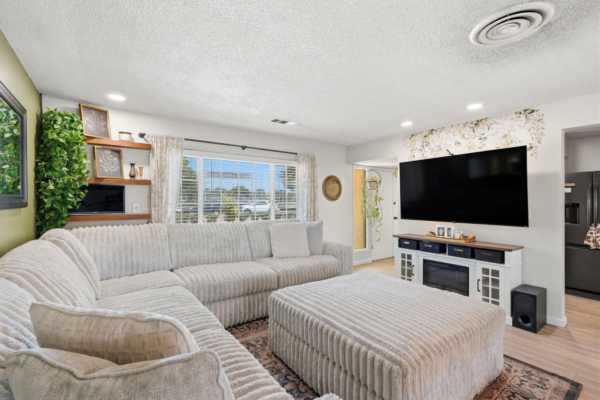 2709 W Royal Oaks Dr, Visalia, CA 93277