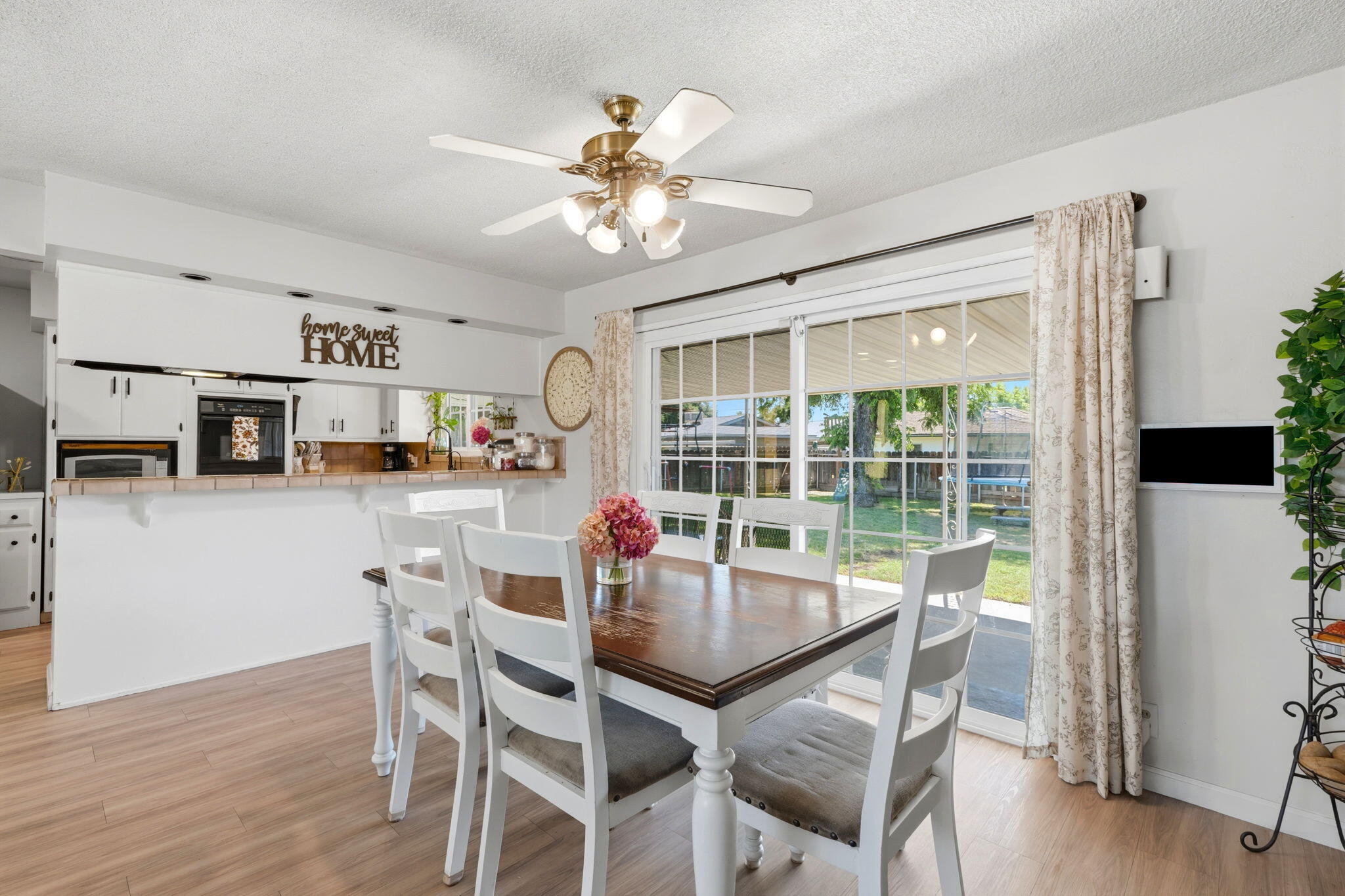 2709 W Royal Oaks Dr, Visalia, CA 93277