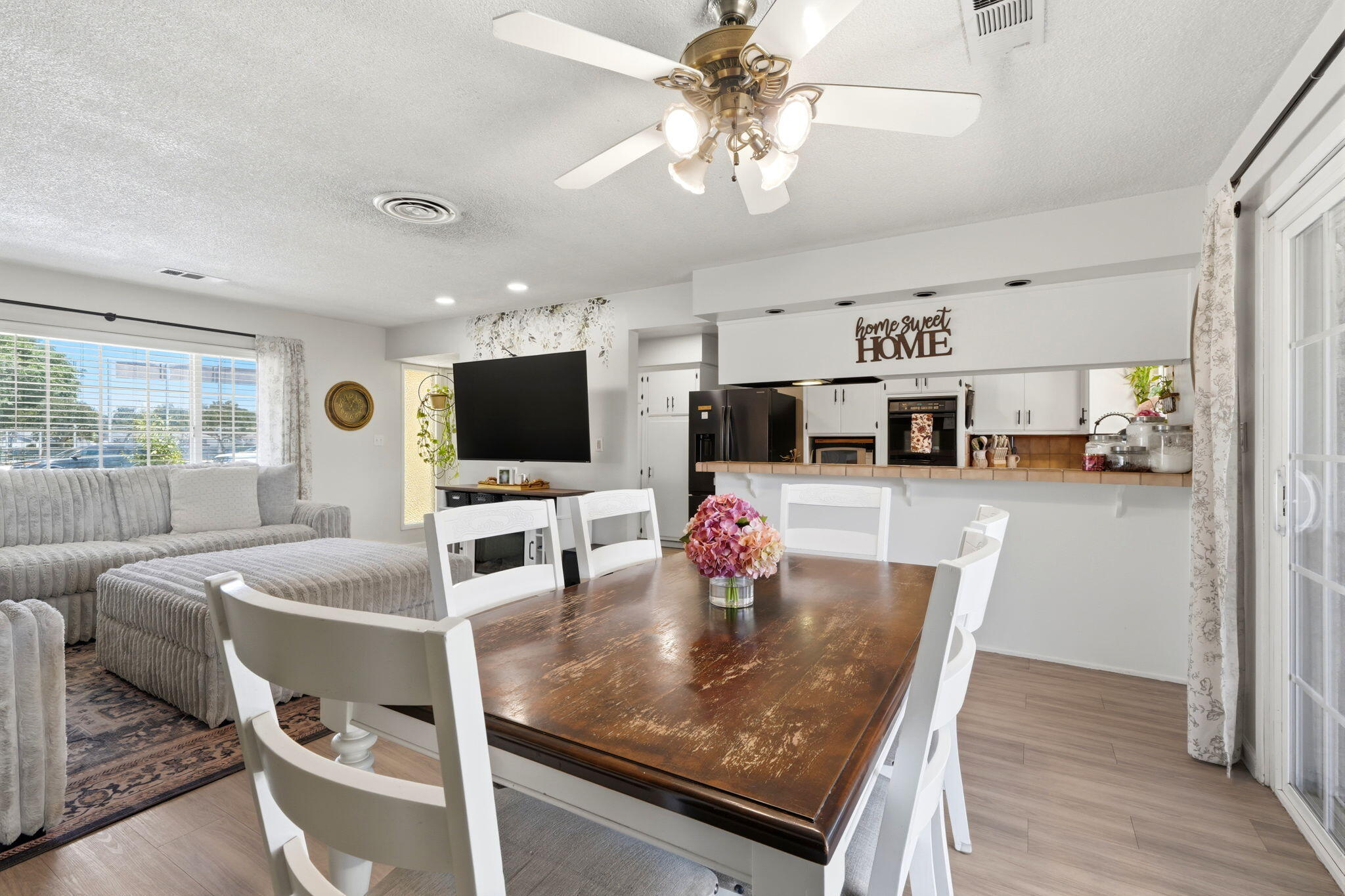 2709 W Royal Oaks Dr, Visalia, CA 93277