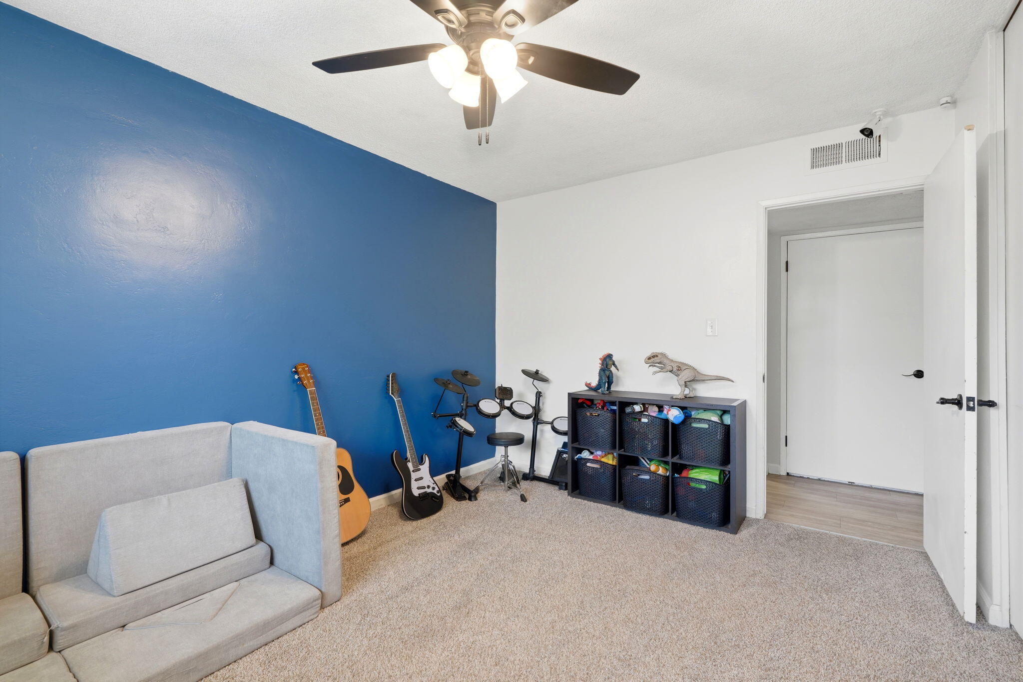 2709 W Royal Oaks Dr, Visalia, CA 93277