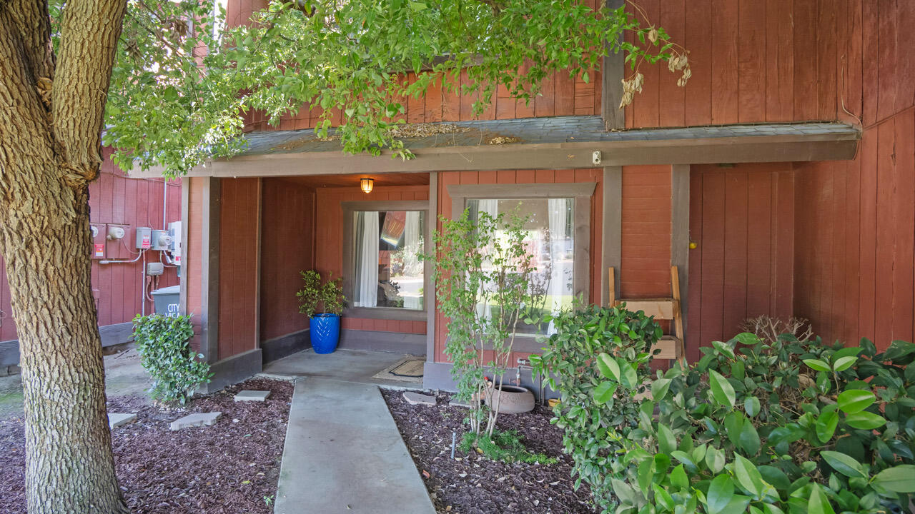 1032 E Oakridge Ave, Visalia, CA 93292