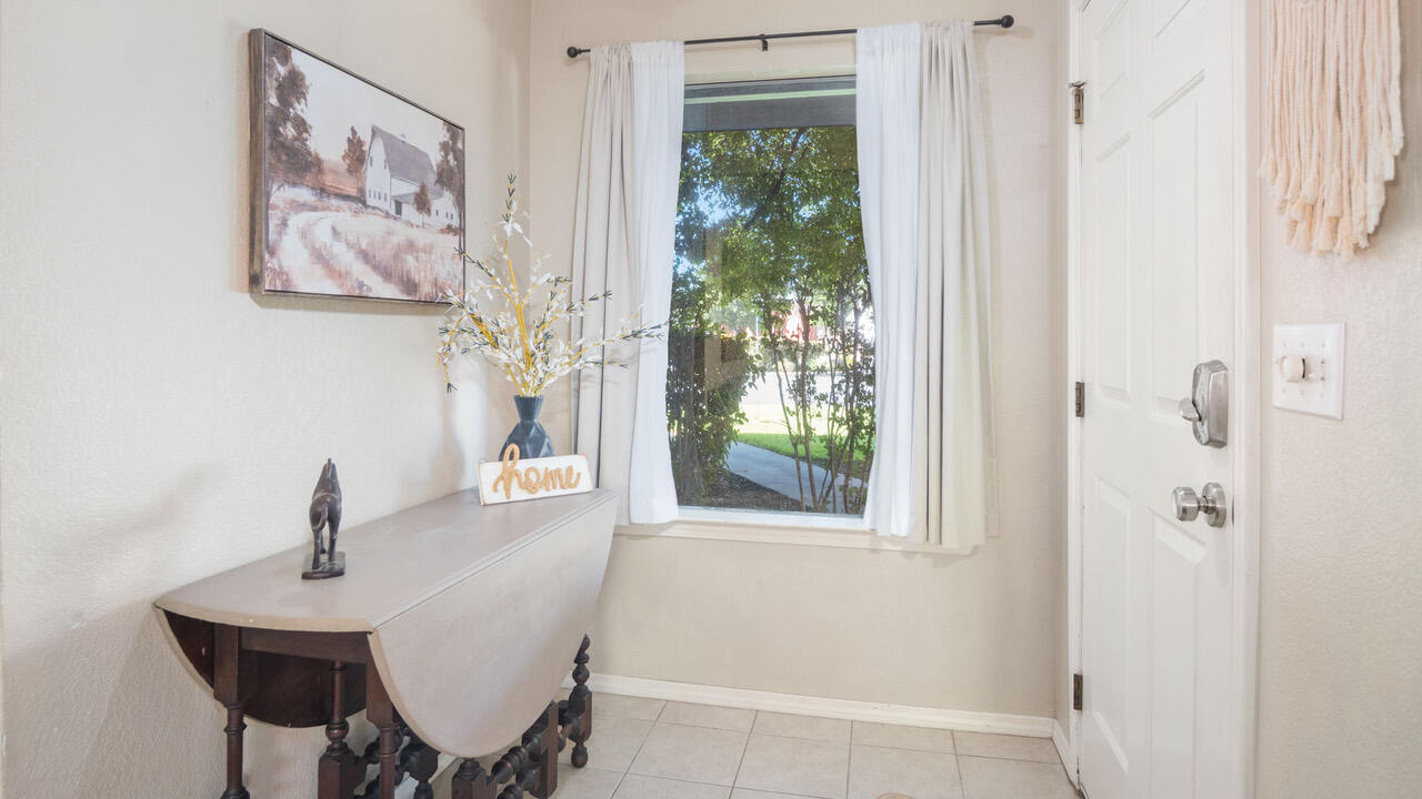 1032 E Oakridge Ave, Visalia, CA 93292