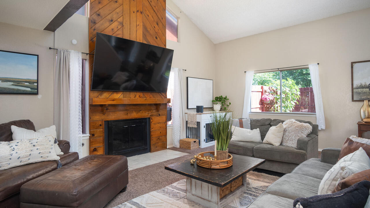 1032 E Oakridge Ave, Visalia, CA 93292