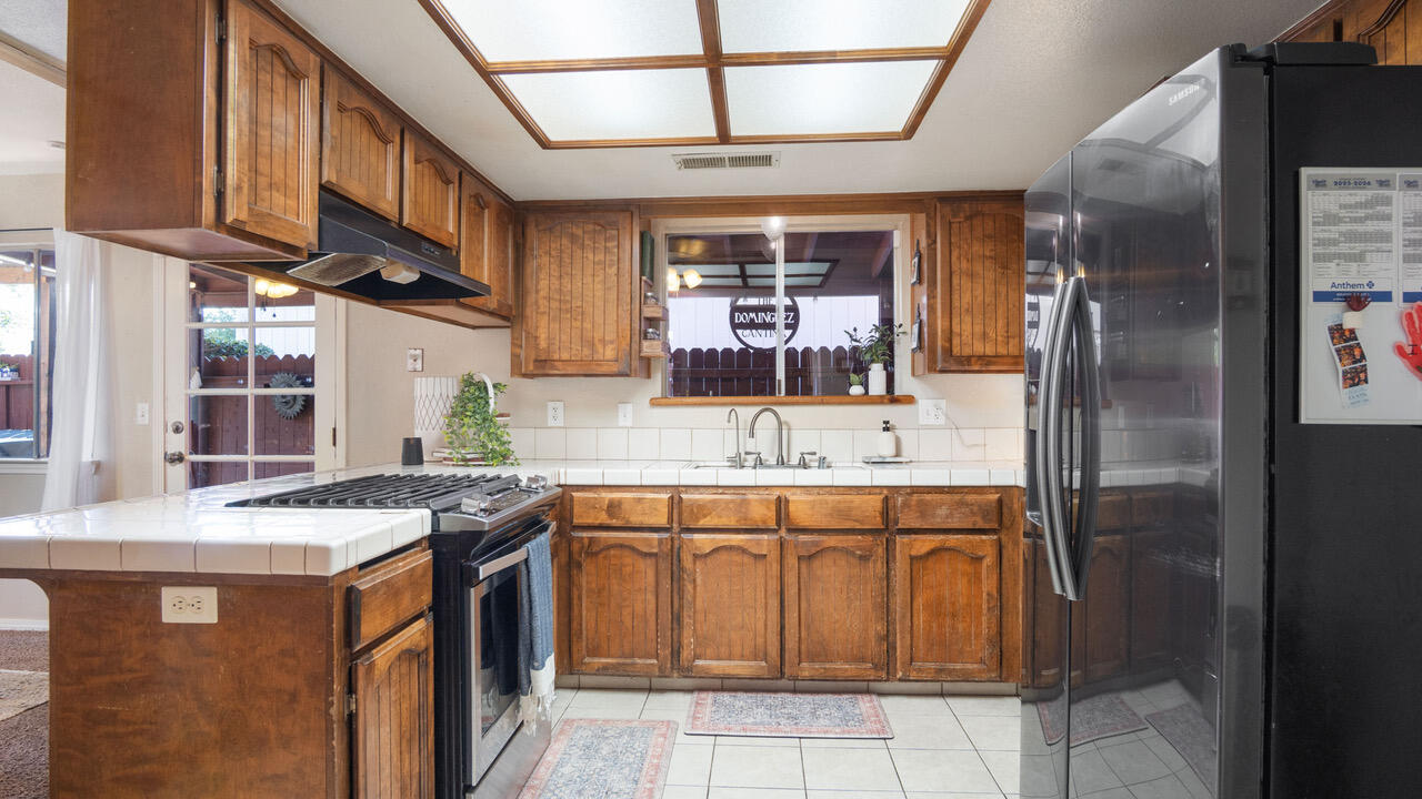 1032 E Oakridge Ave, Visalia, CA 93292