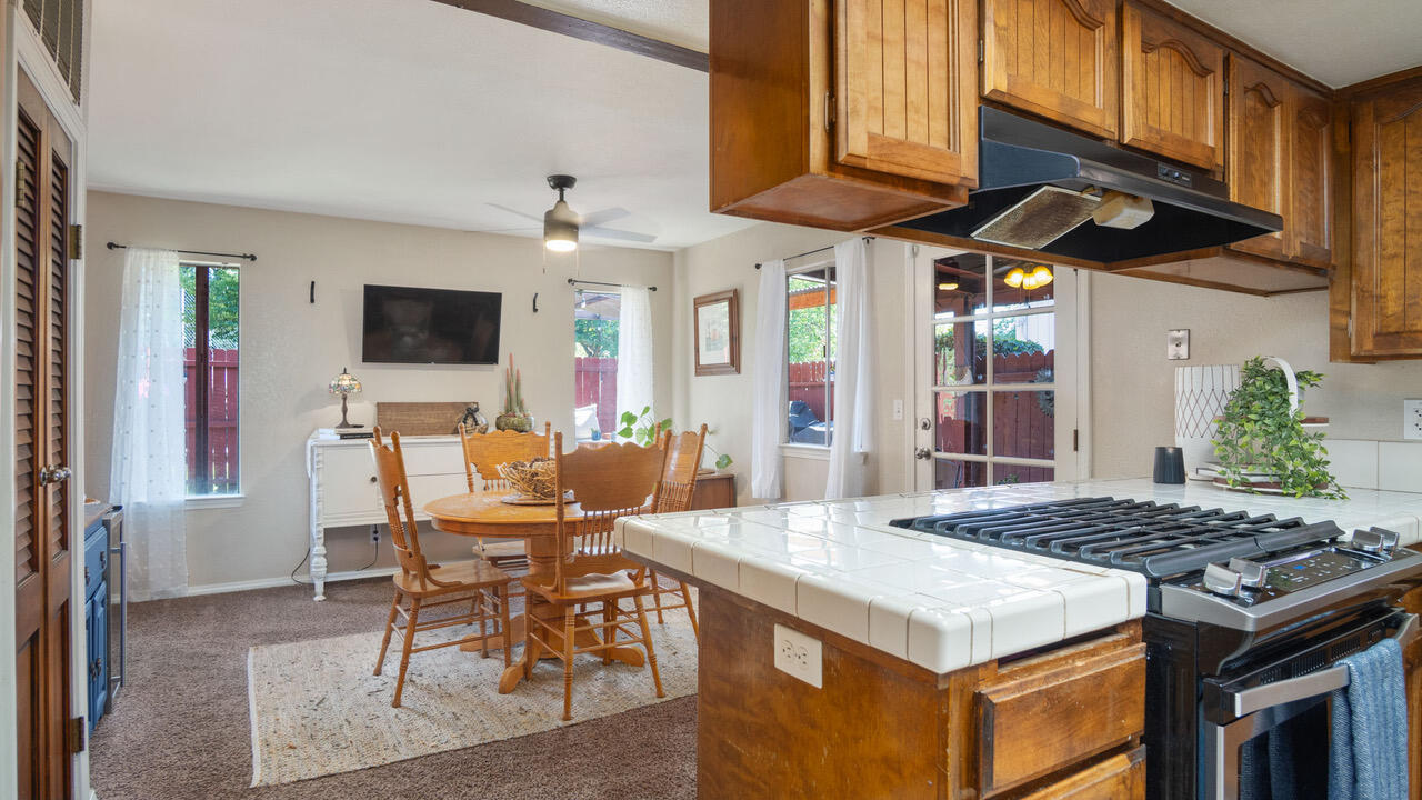 1032 E Oakridge Ave, Visalia, CA 93292