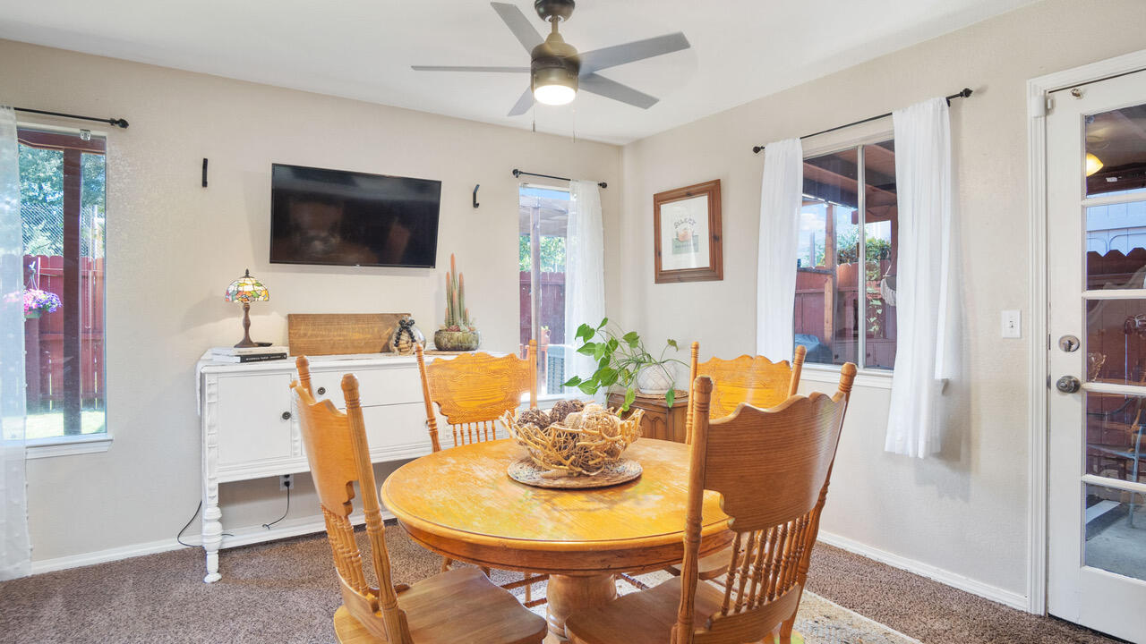1032 E Oakridge Ave, Visalia, CA 93292