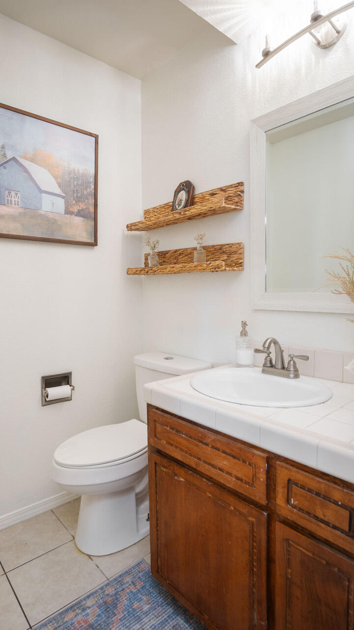 1032 E Oakridge Ave, Visalia, CA 93292