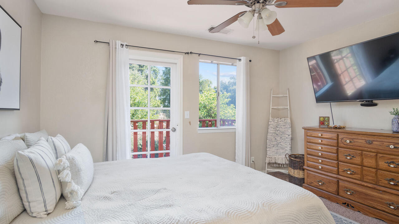 1032 E Oakridge Ave, Visalia, CA 93292