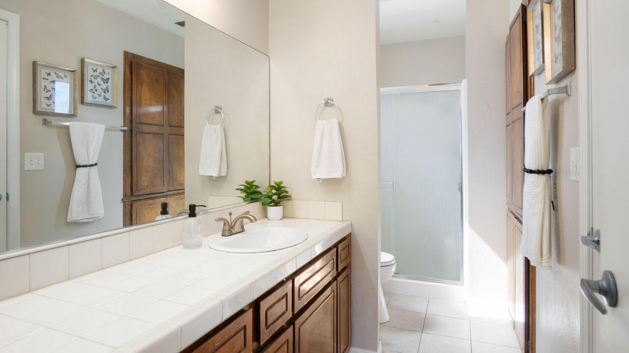 1032 E Oakridge Ave, Visalia, CA 93292