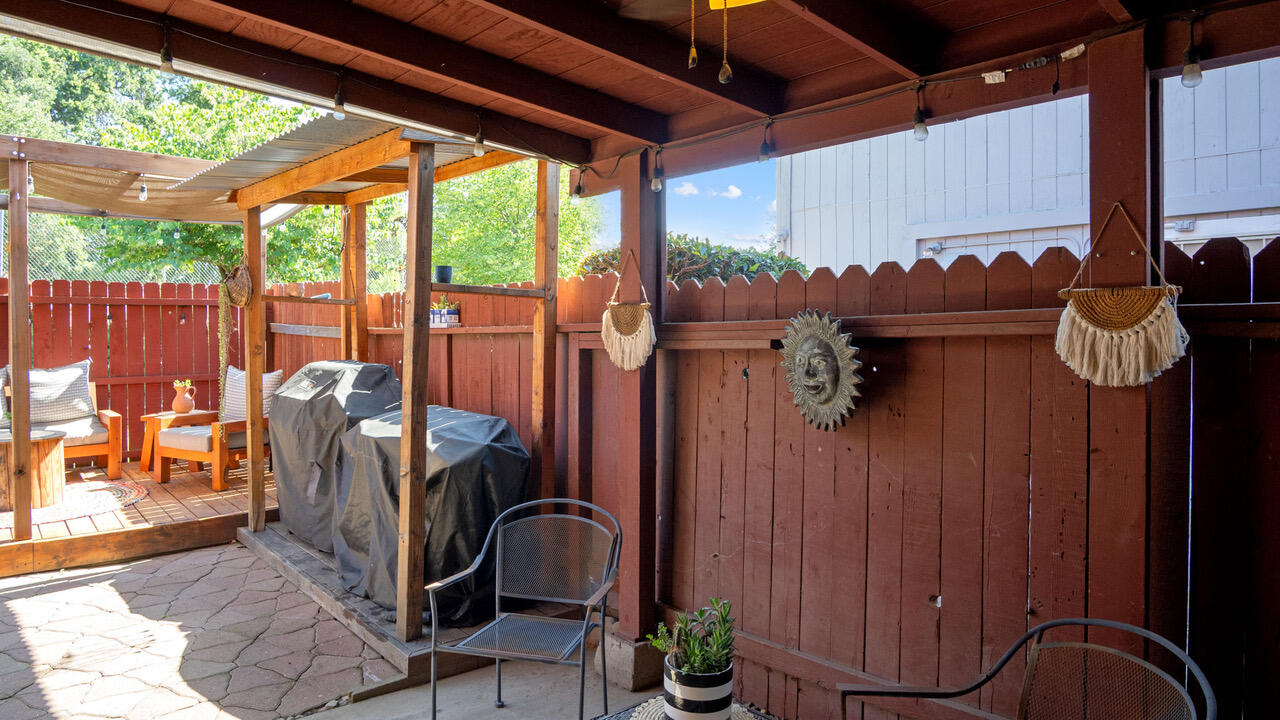 1032 E Oakridge Ave, Visalia, CA 93292