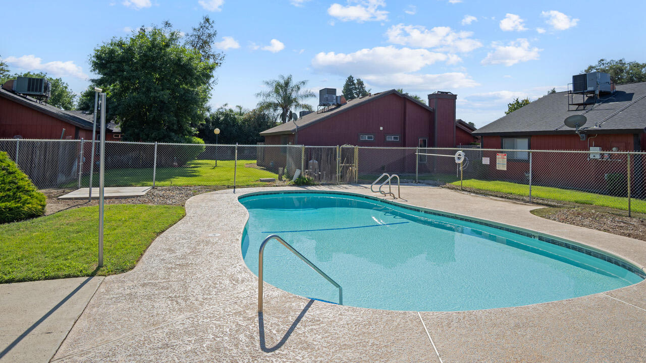 1032 E Oakridge Ave, Visalia, CA 93292