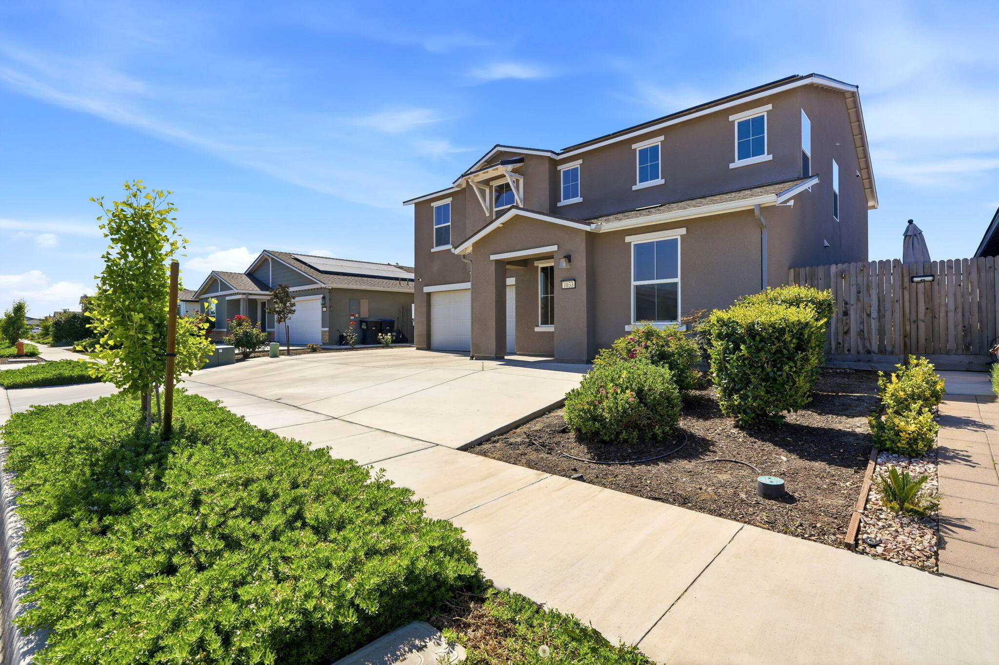 1033 E Loyola Ave, Visalia, CA 93292