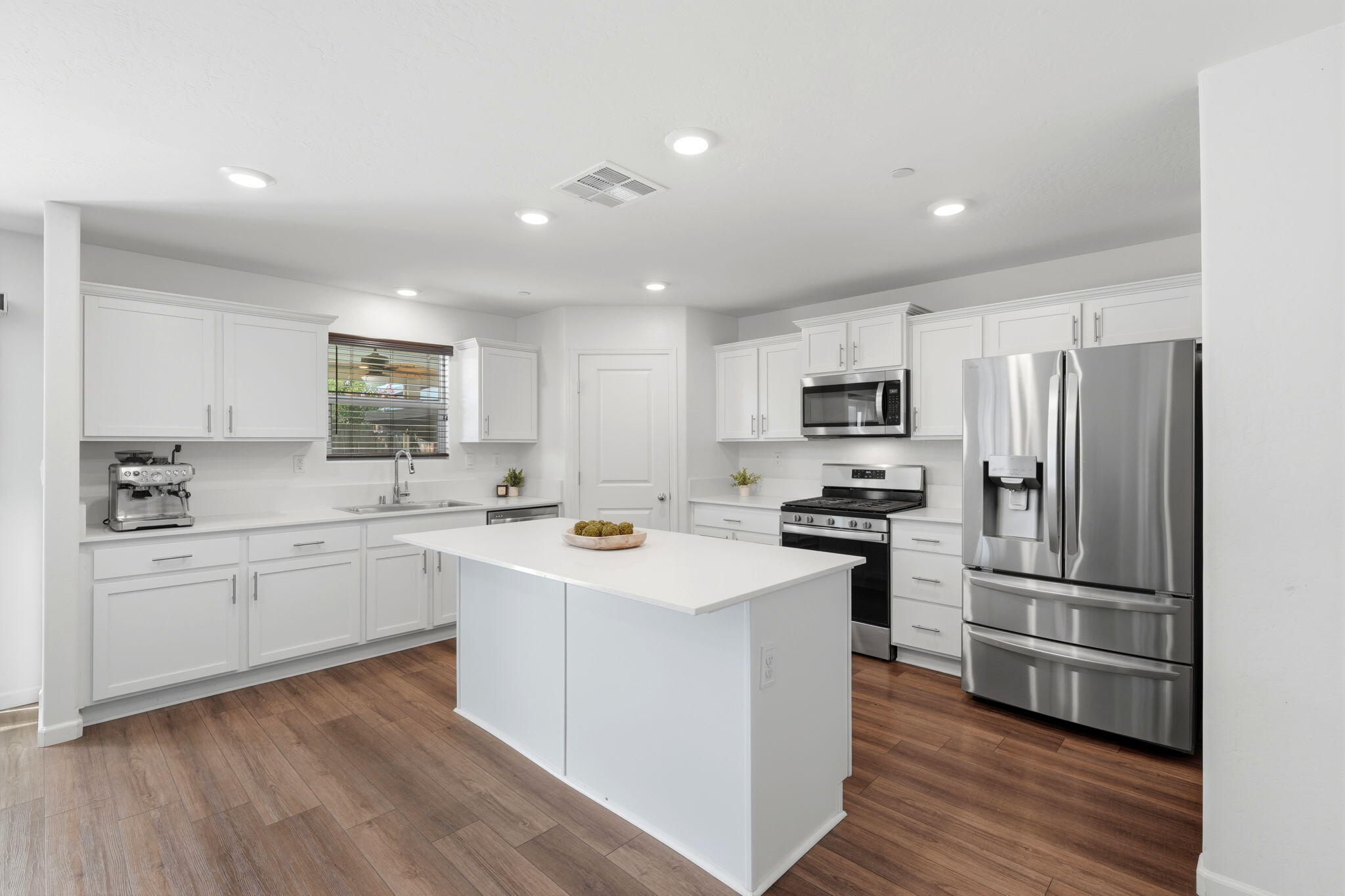1033 E Loyola Ave, Visalia, CA 93292
