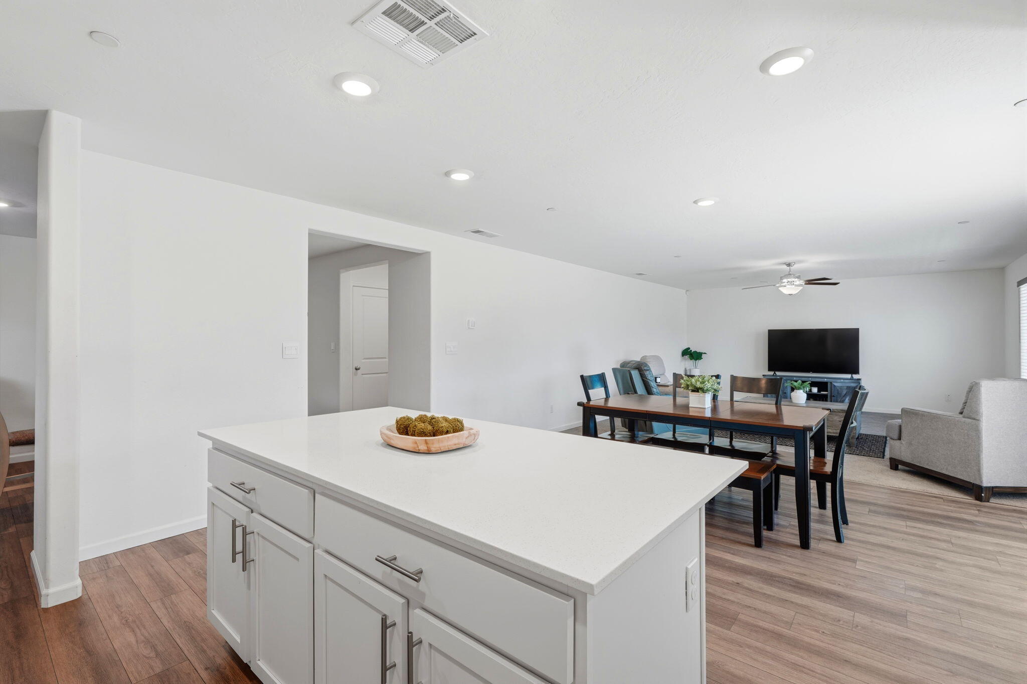 1033 E Loyola Ave, Visalia, CA 93292