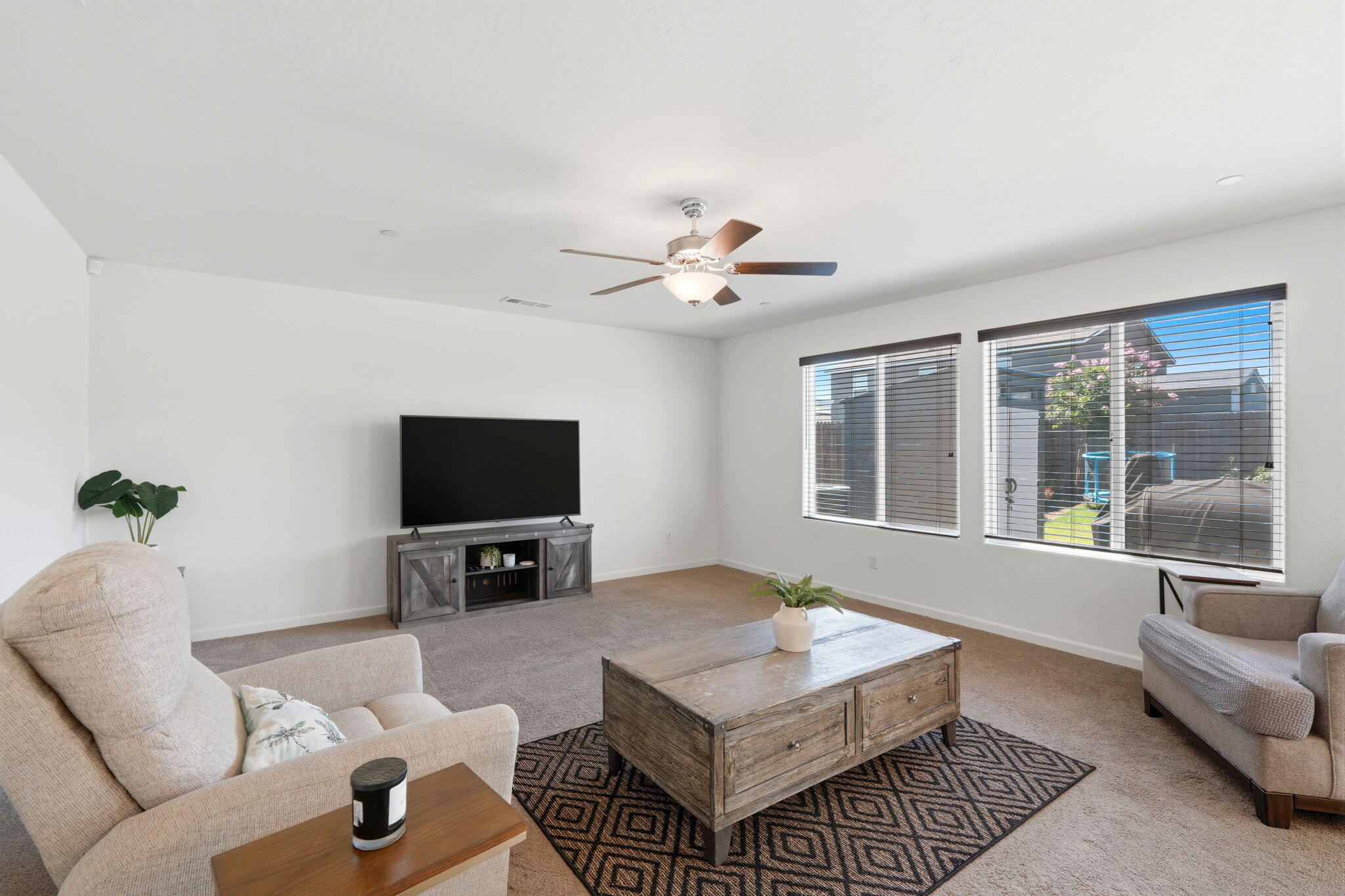 1033 E Loyola Ave, Visalia, CA 93292